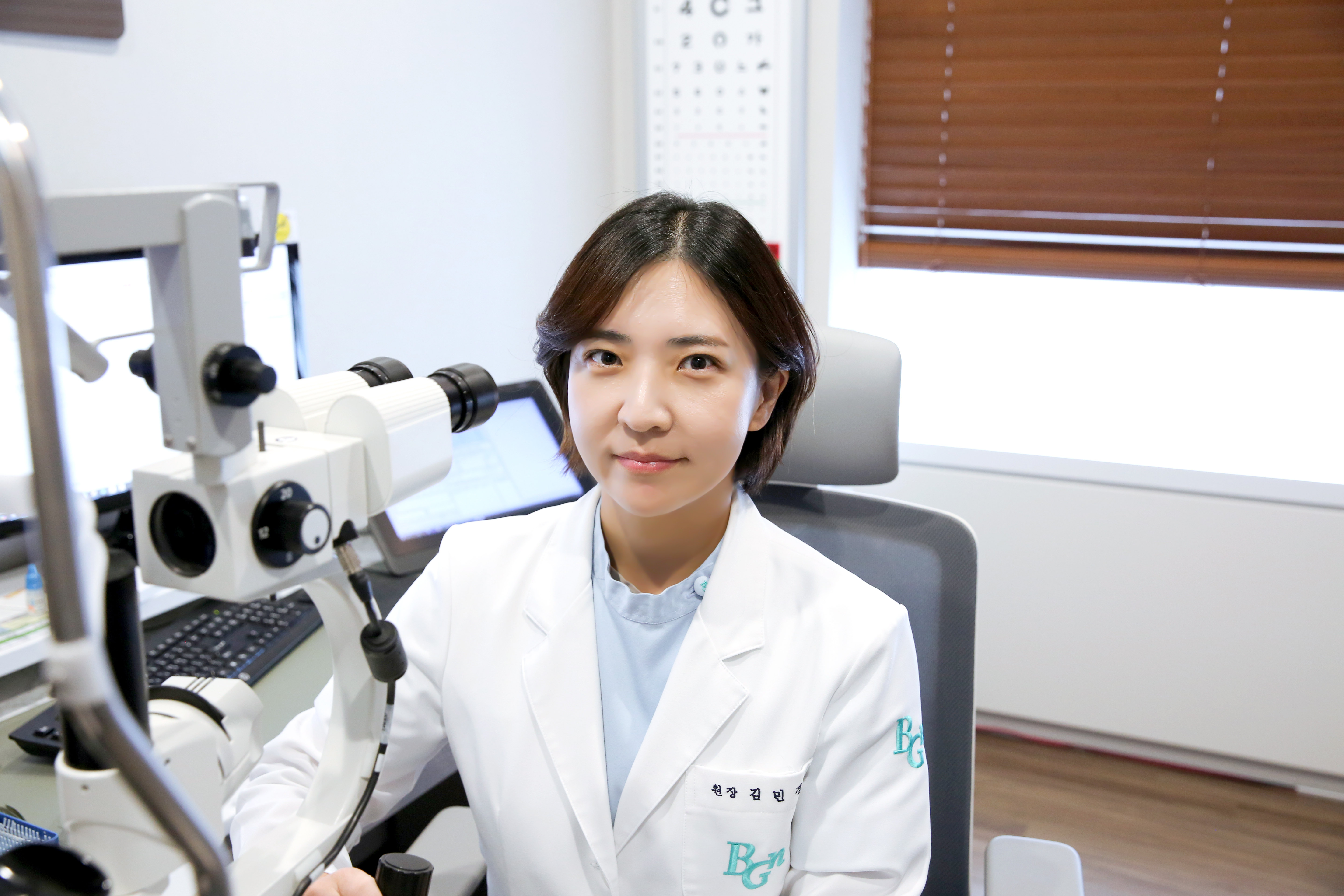 백내장 수술 시기, 나이, 실손의료보험(실비) 적용 여부에 대해 전문의와 상담하는 환자