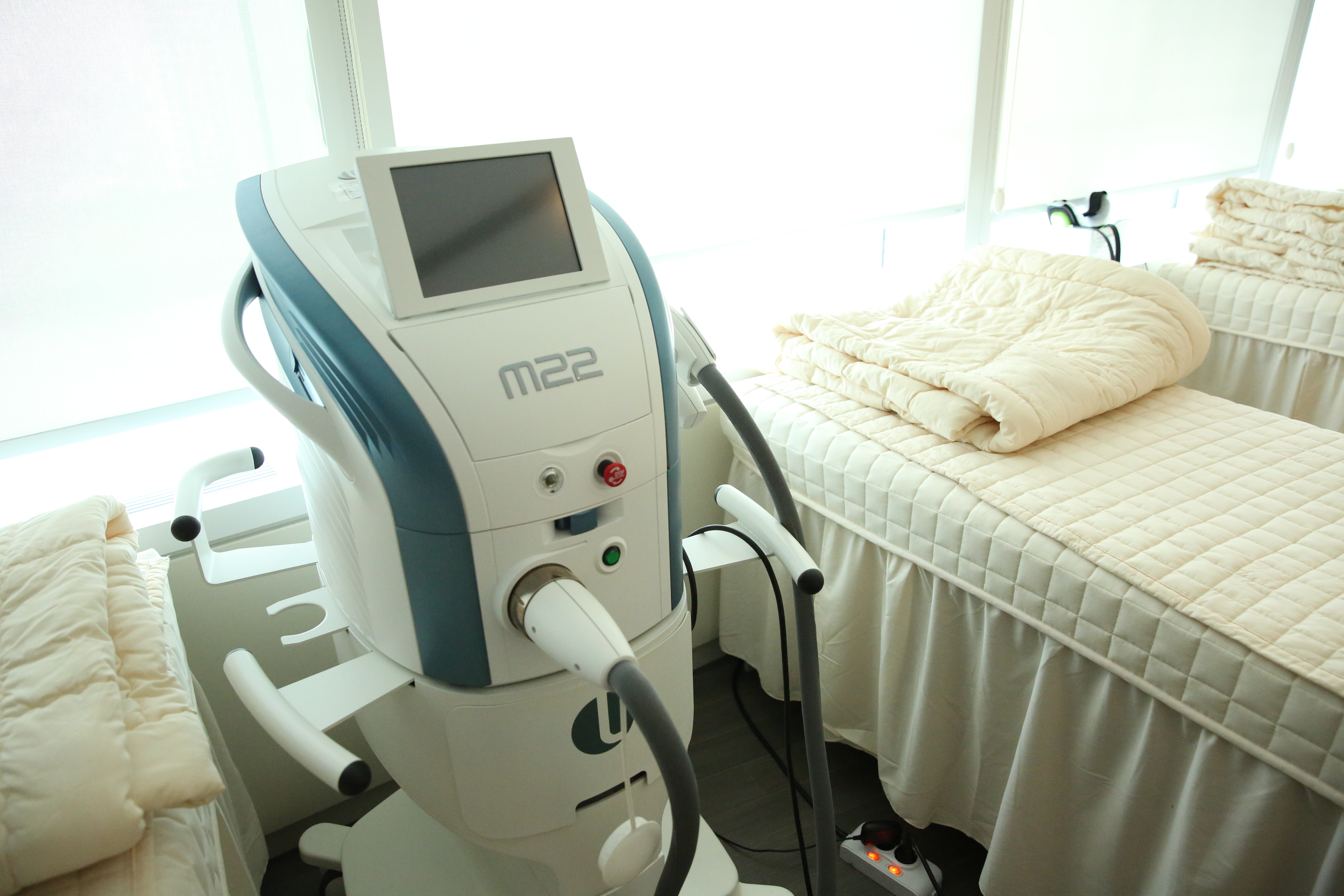 잠실 밝은눈안과의 오아시스 케어 프로그램 중 IPL 레이저 치료와 온열 관리 과정