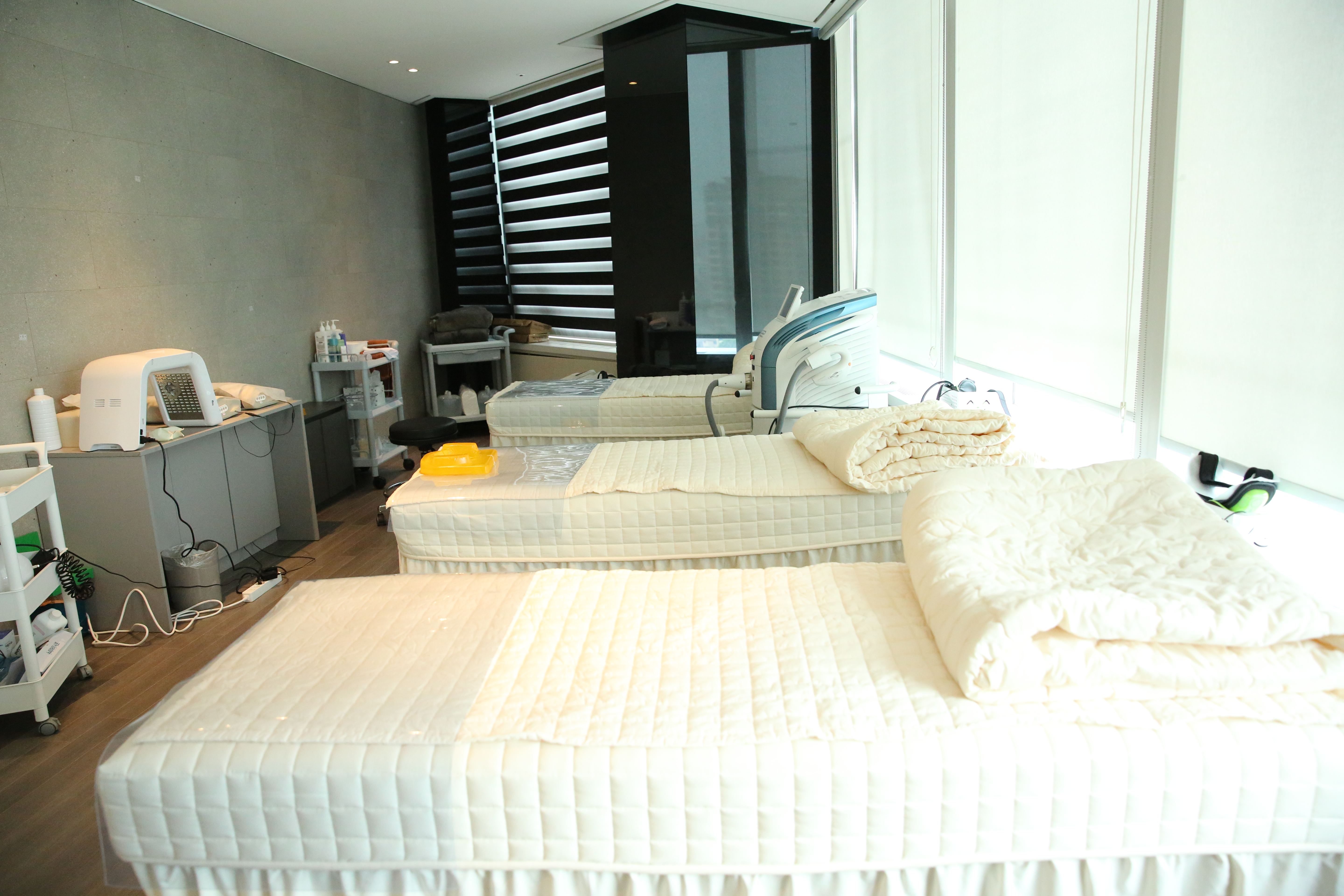 BGN 밝은눈안과 잠실본점에서 전문 의료진이 첨단 장비를 활용해 안구건조증 정밀 검사를 진행하는 모습