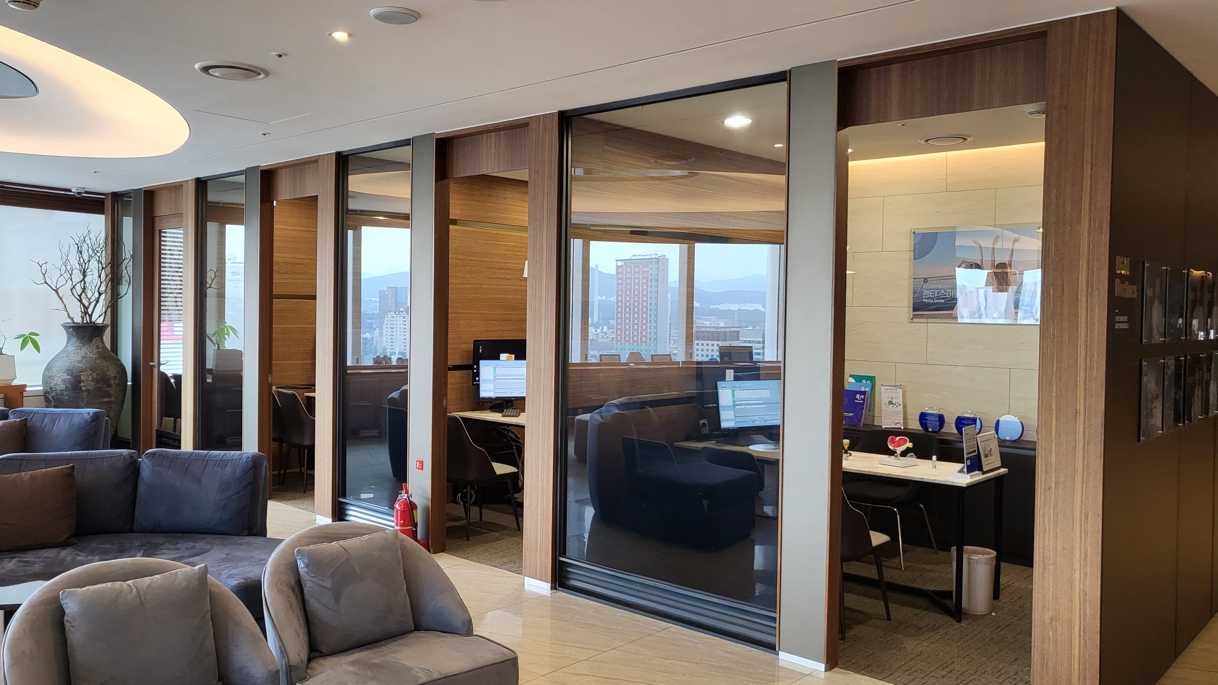 밝은눈안과 잠실점에서 스마일라식 후 컬러렌즈 착용 가능 여부에 대해 상담하고 있는 모습