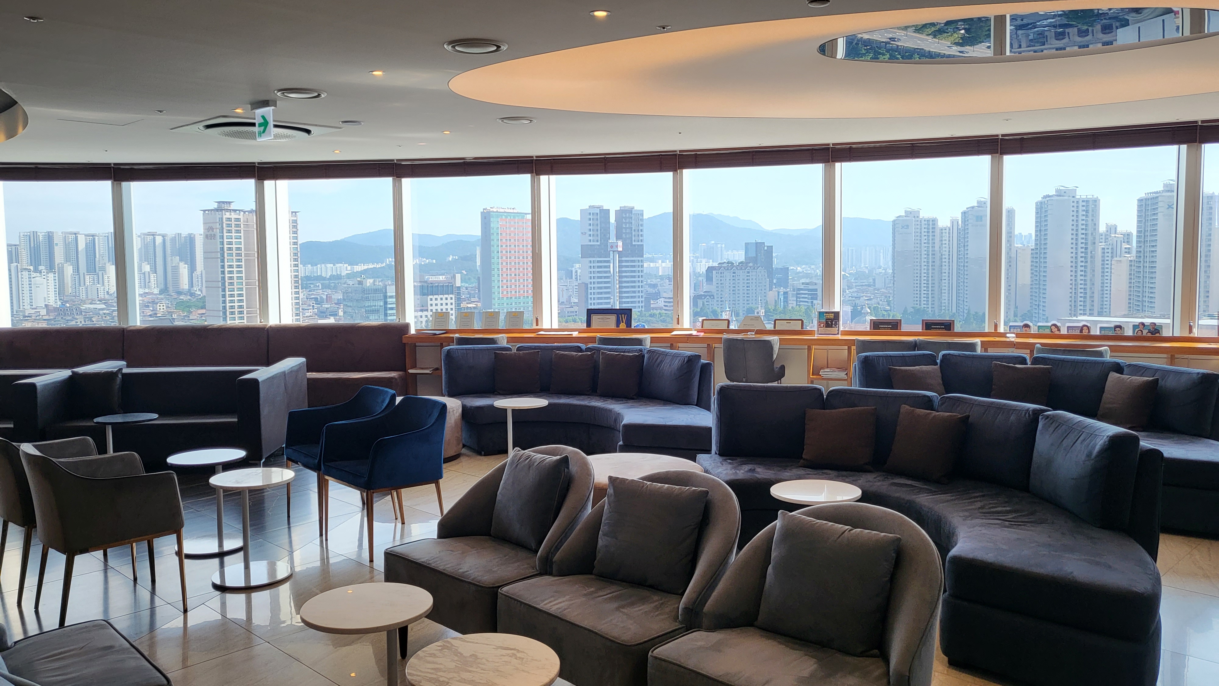 쾌적한 진료 환경을 갖춘 BGN 밝은눈안과의원 잠실롯데타워점 내부 전경