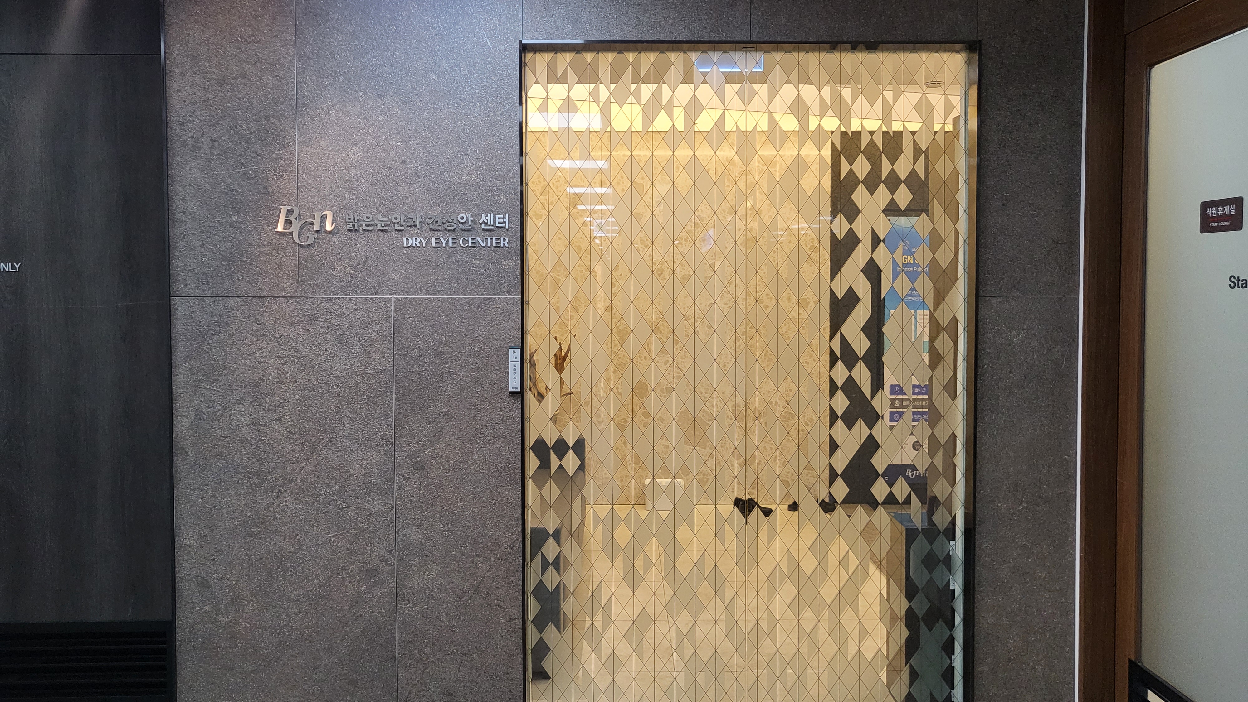 라섹 수술 후 정기적인 외래 진료와 각막 상피 회복 확인의 중요성