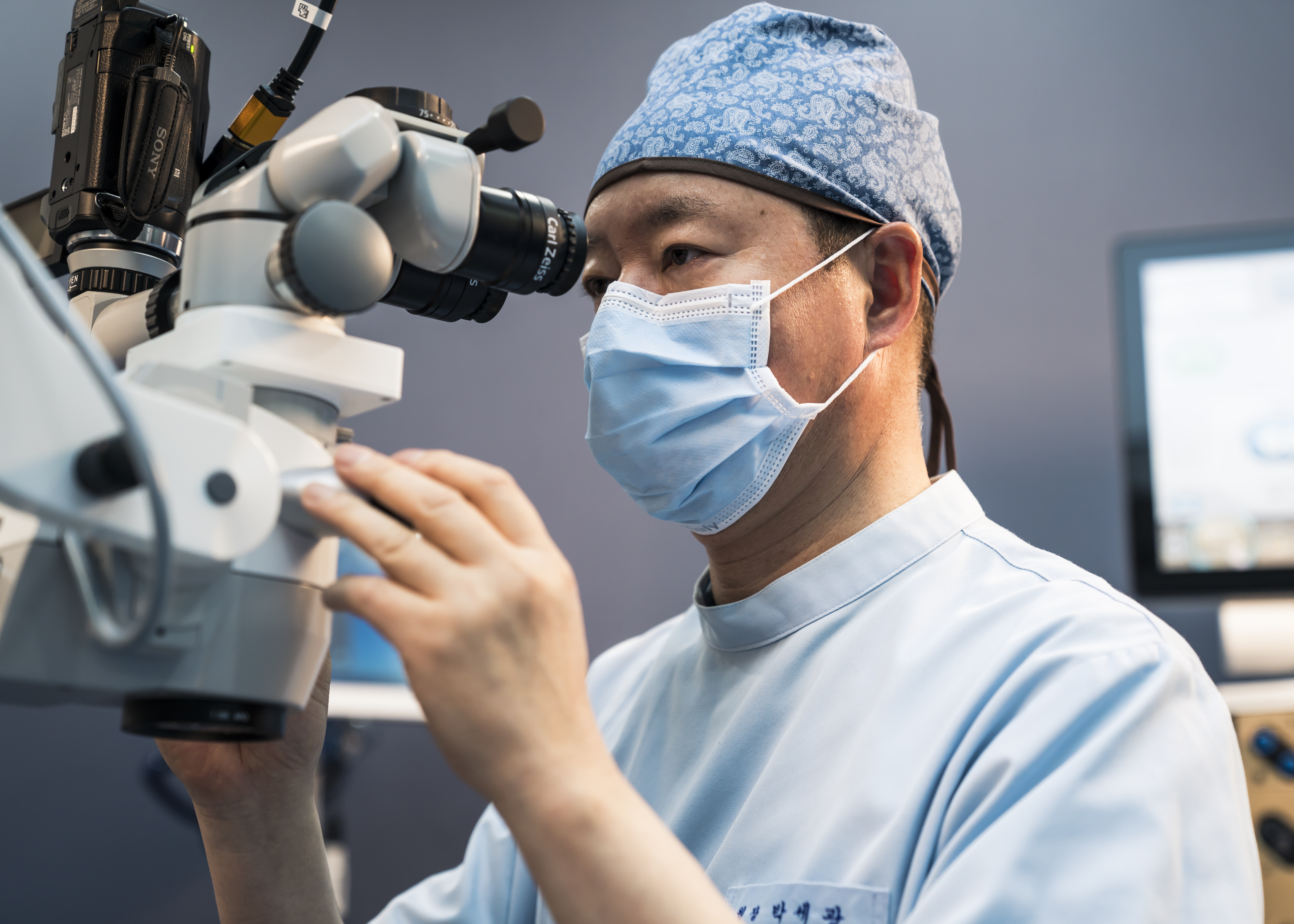 환자와 의료진이 따뜻하게 소통하며 진료하는 모습