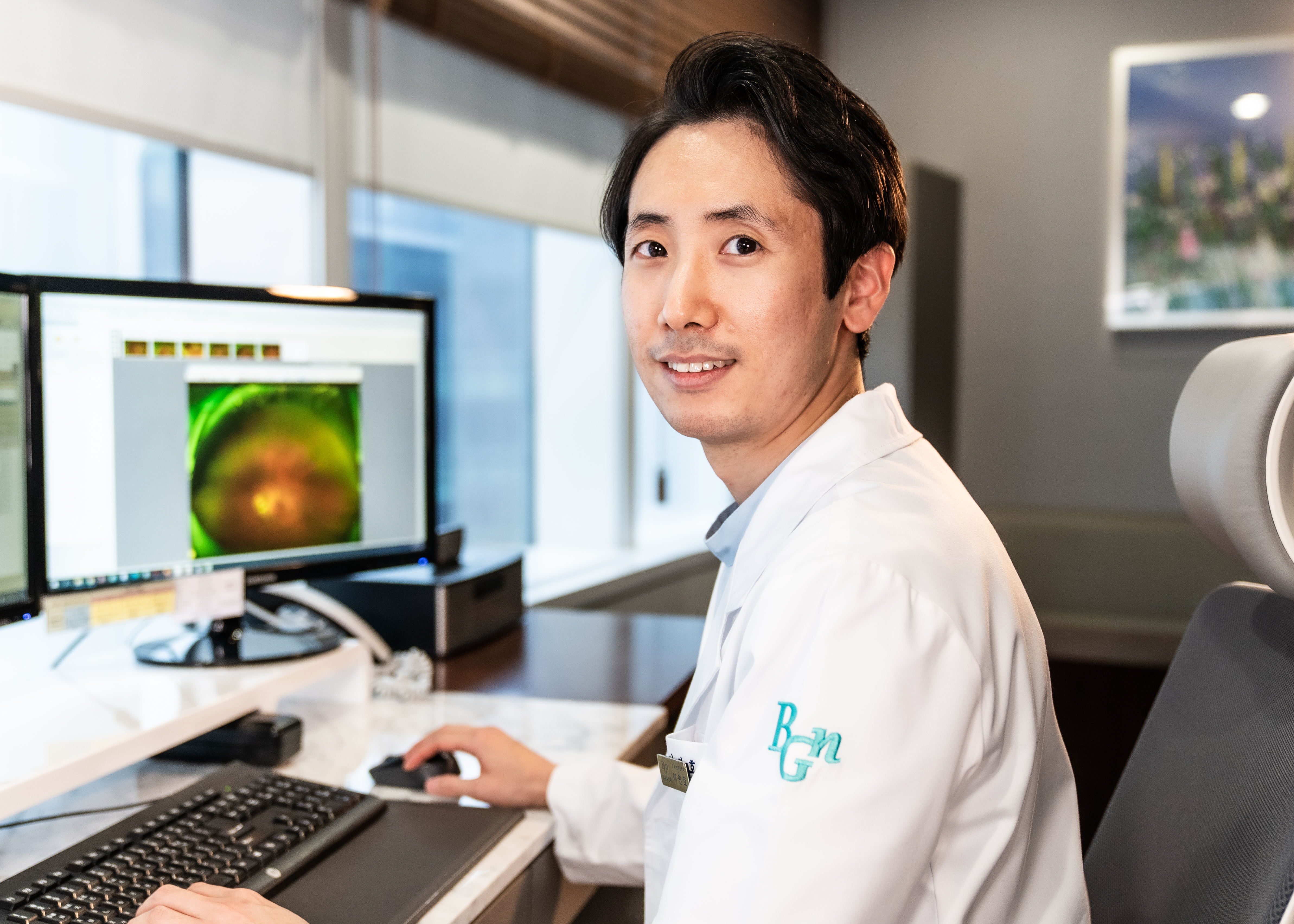 환자의 안구 상태 및 정밀검사 데이터를 1:1로 직접 대조 분석하며 맞춤형 백내장 초기 치료 계획을 안내하는 이연호 원장