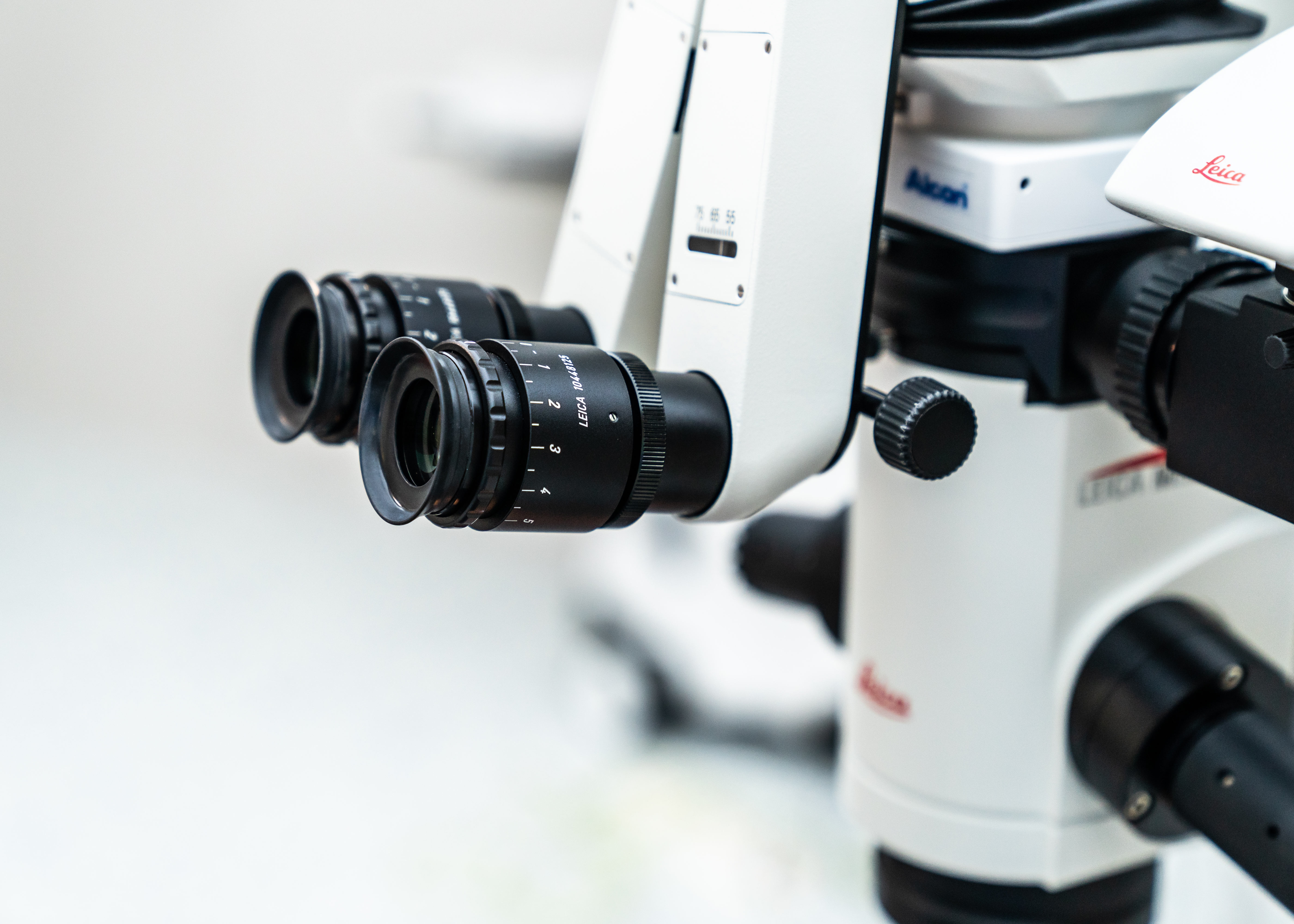 BGN 밝은눈안과에서 세극등 현미경 정밀 검사를 통해 백내장 진행 여부를 확인하는 전문적인 과정