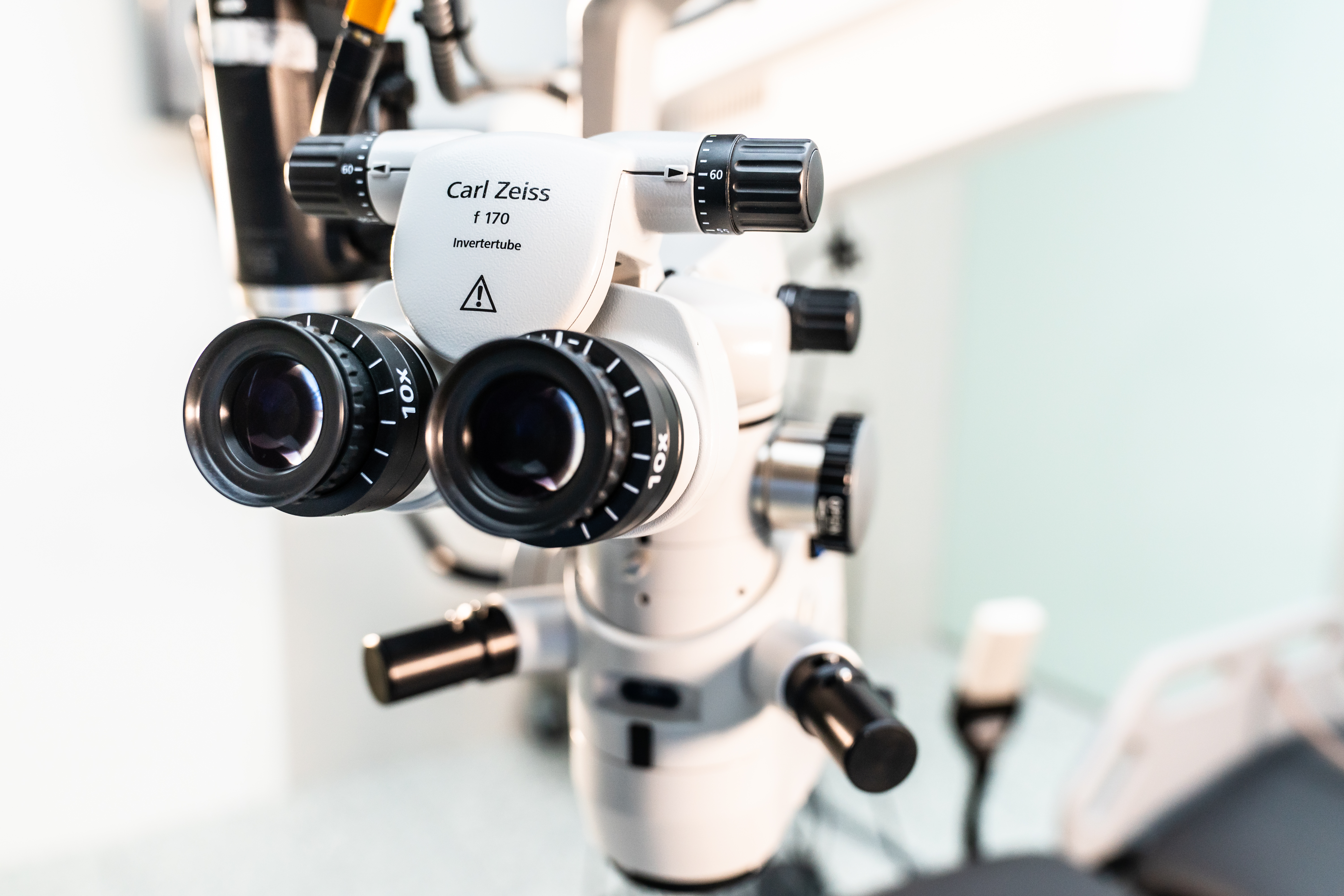 스마트폰을 멀리 뻗어 보거나 눈이 건조한 증상 등 노안 체크