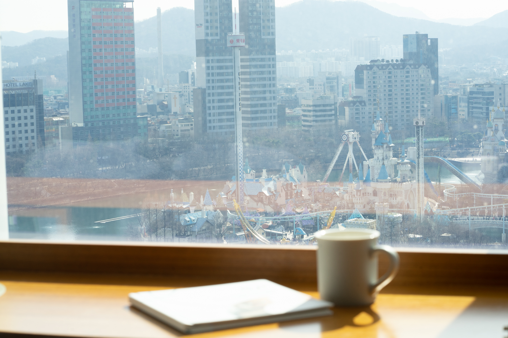 군 복무를 앞두고 시력교정술을 고민하는 입대 예정자의 모습