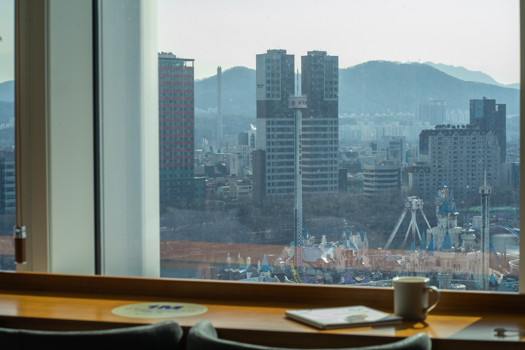 대기 시간을 최소화하고 여유롭게 시력교정술 검사를 받을 수 있는 BGN밝은눈안과의 쾌적한 이른 아침 첫 타임 진료 대기실 전경