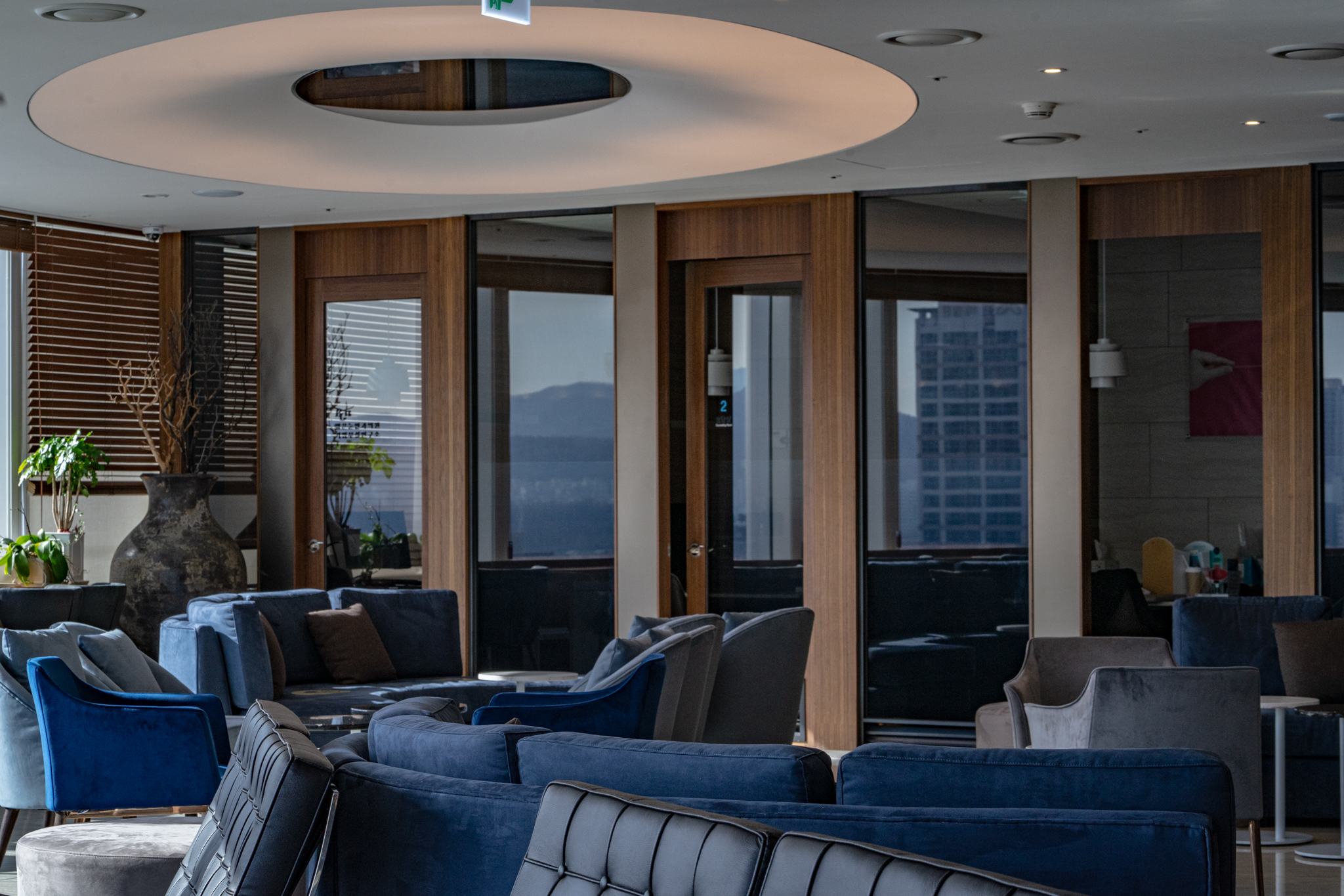 가을철 야외 활동 시 자외선으로부터 눈을 보호하기 위해 선글라스와 챙이 넓은 모자를 착용하고 인공눈물을 준비