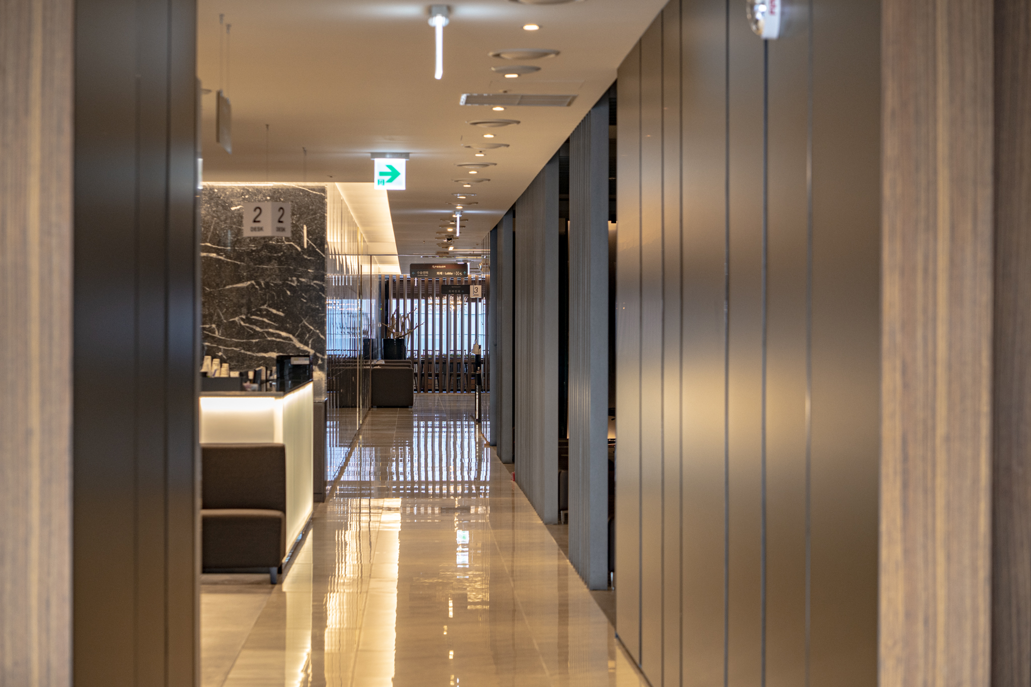 안구건조증으로 인해 뻑뻑한 눈을 비비며 스마일라식 가능 여부를 상담하는 30대 남성 고객