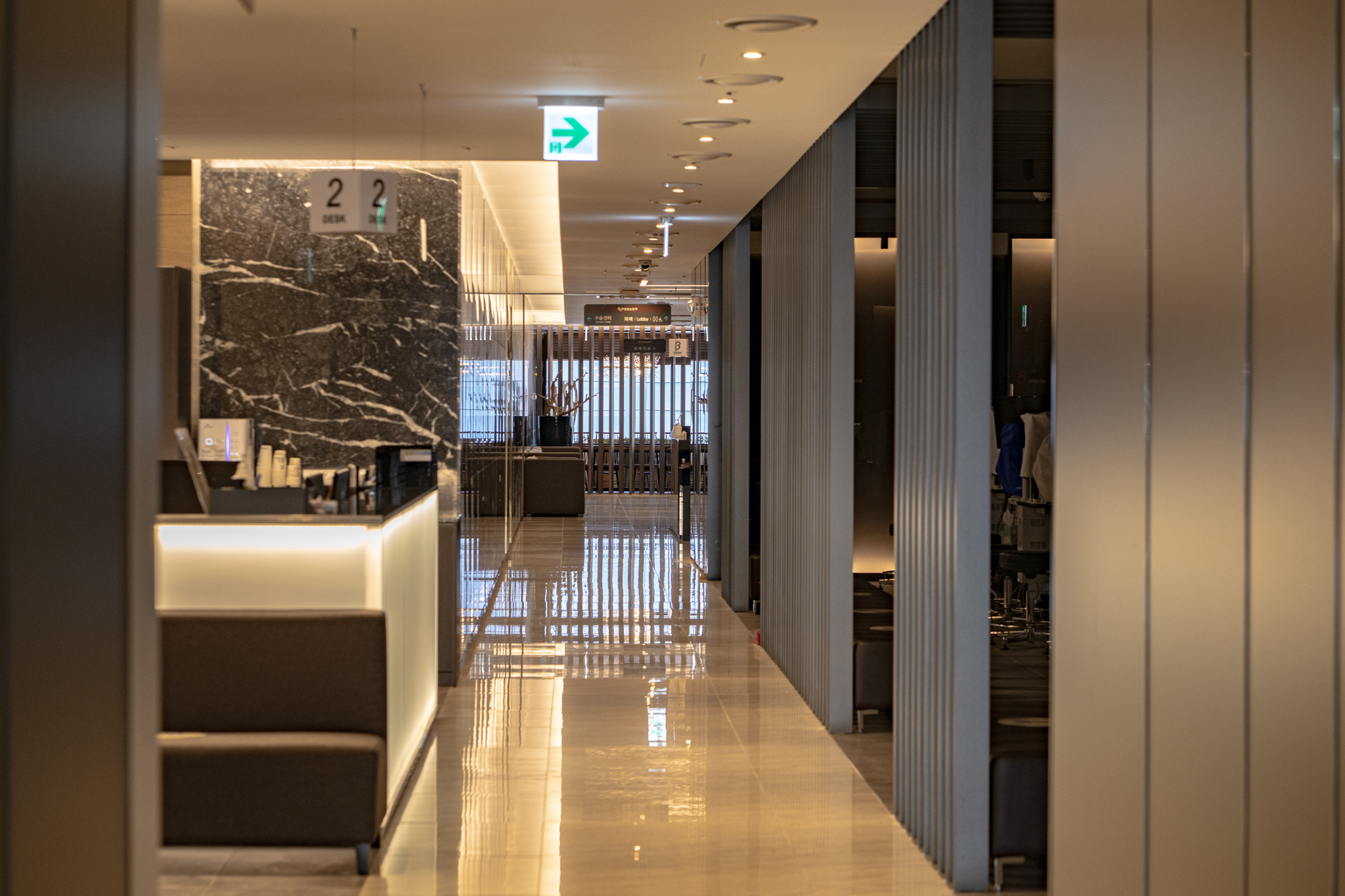 한쪽 눈을 가리고 먼 곳과 가까운 곳을 번갈아 보며 테스트하는 과정