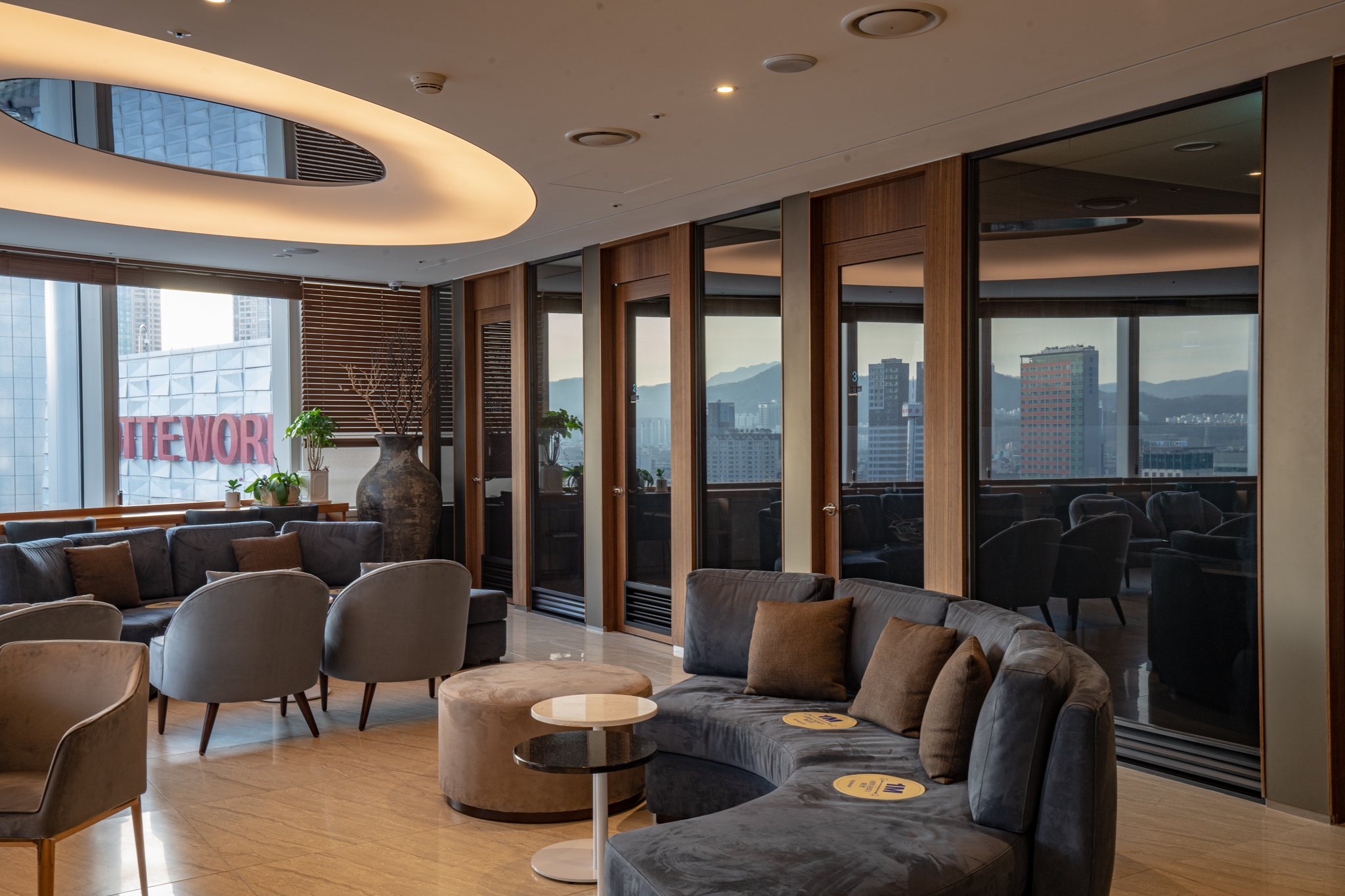 안과 진료실에서 검안사와 상담하며 눈 상태를 체크하는 환자의 모습