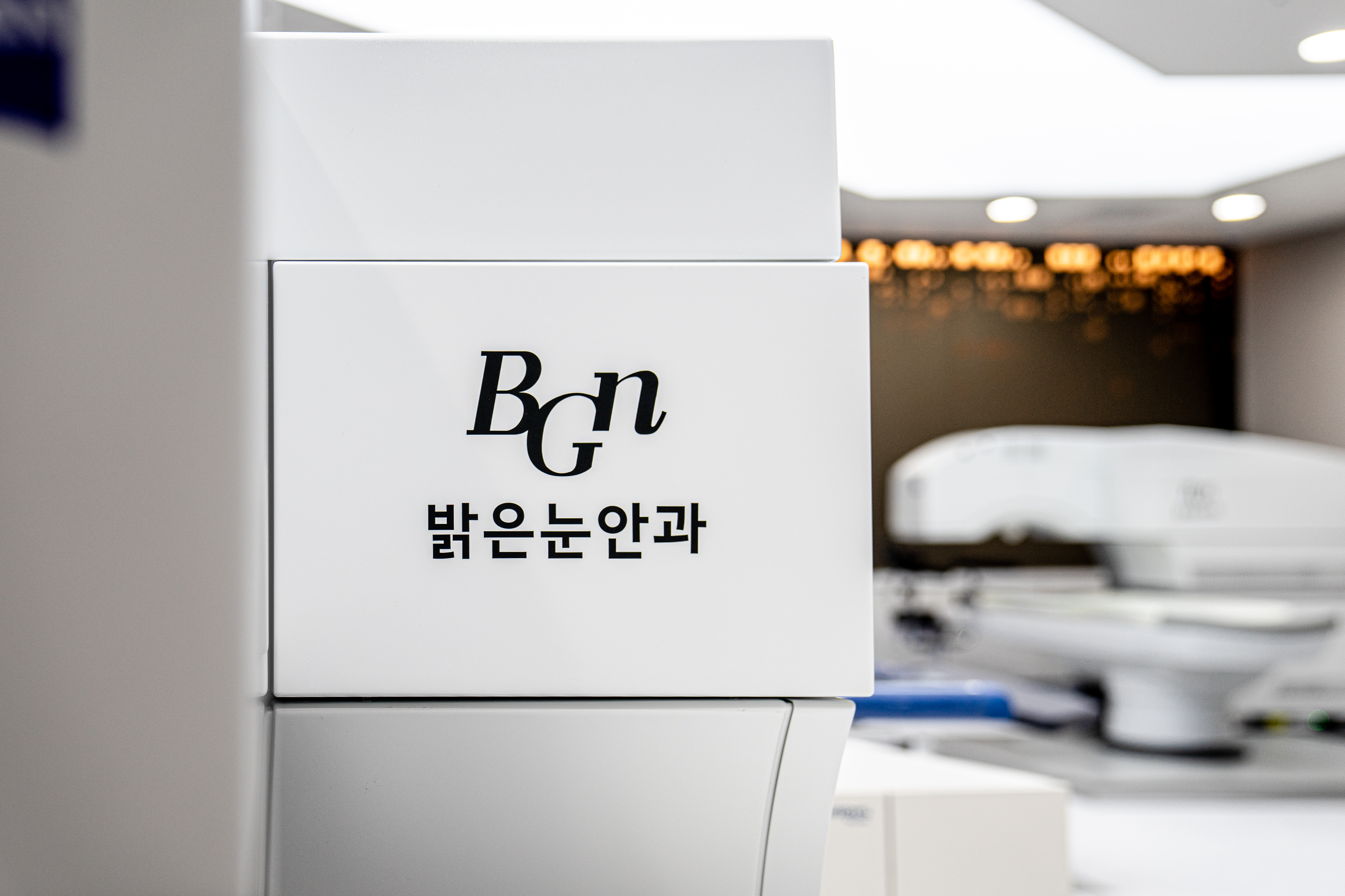 최신 펨토초 레이저 장비 비쥬맥스 800을 도입하여 스마일프로를 시술하는 정밀 안과 장비