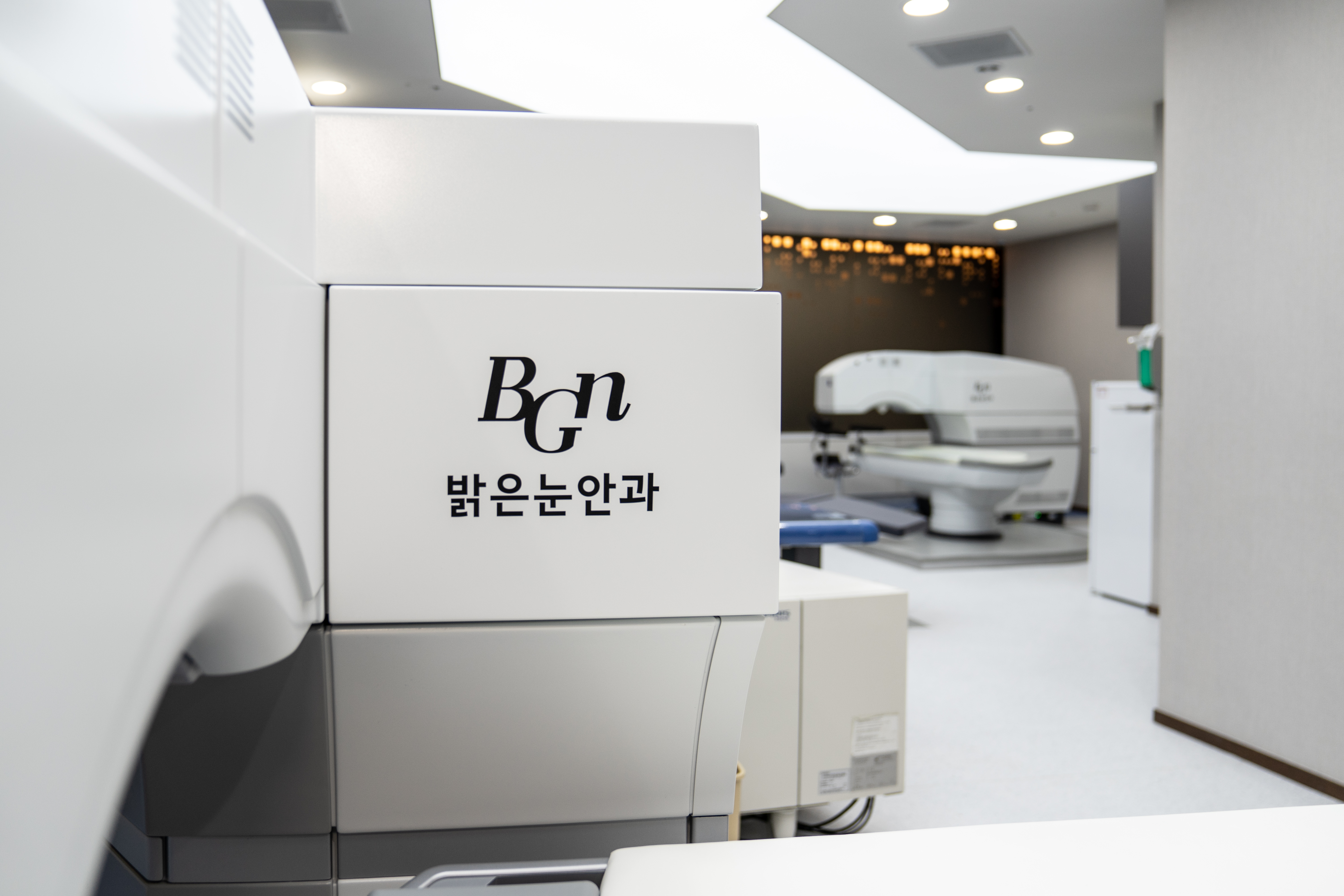 스마일프로 수술 전 안전을 위해 각막 두께와 안구 상태를 꼼꼼히 확인하는 사전 정밀 검사 과정