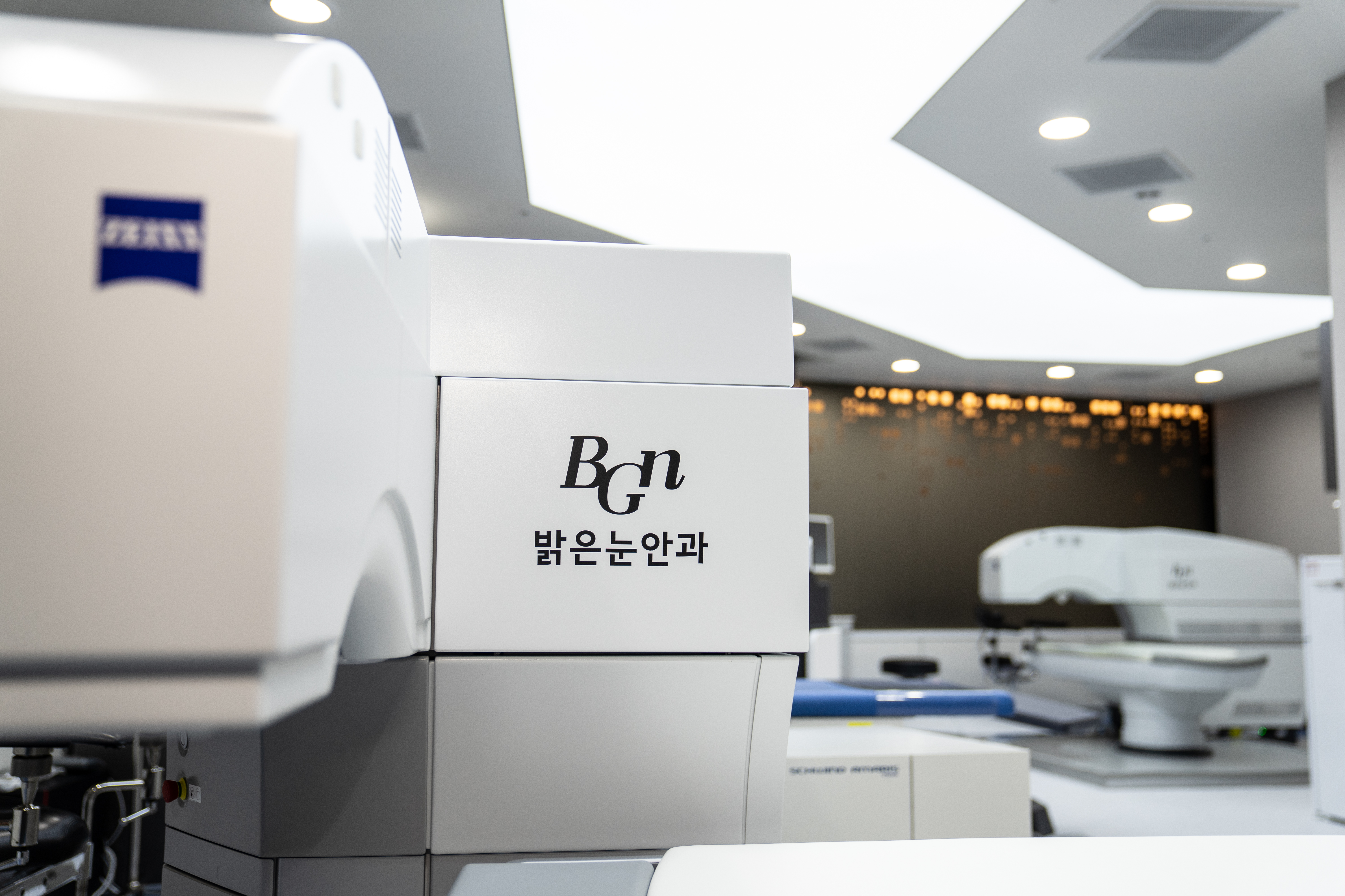 스마일프로 수술 전 정밀한 안구 상태 파악을 위한 망막 검사 진행 장면