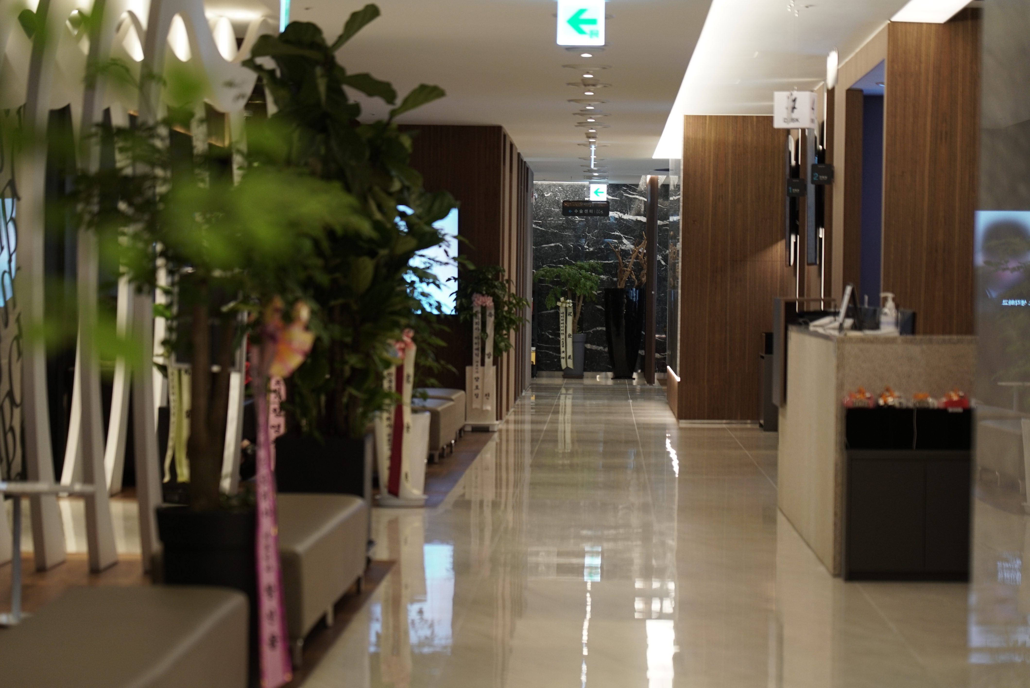 BGN밝은눈안과 잠실점 검안사 최은희가 40대 고객의 눈 건강 상태를 꼼꼼히 체크하며 상담