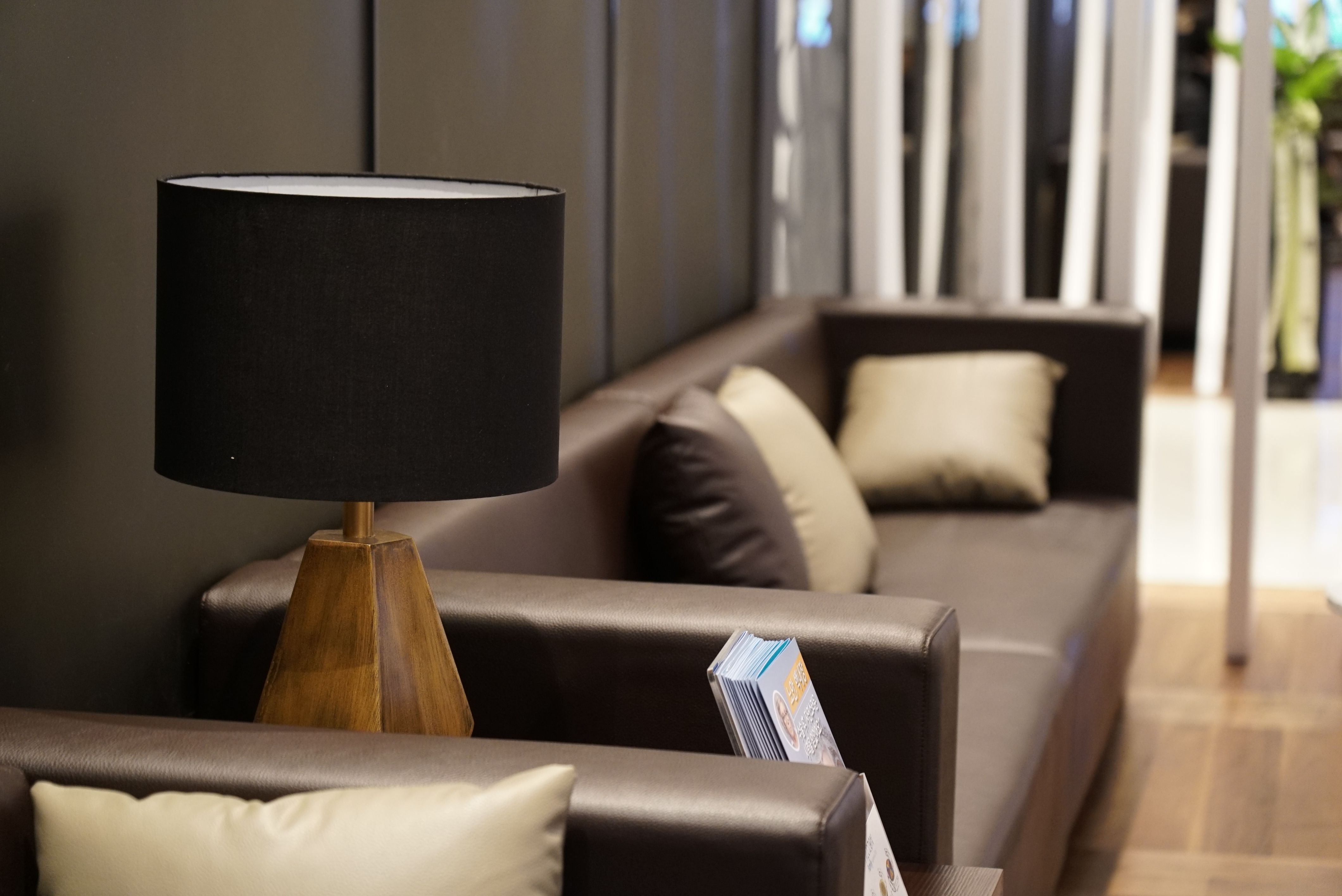 BGN 밝은눈안과 잠실점 검안사가 고객과 노안수술 후 회복에 대해 상담