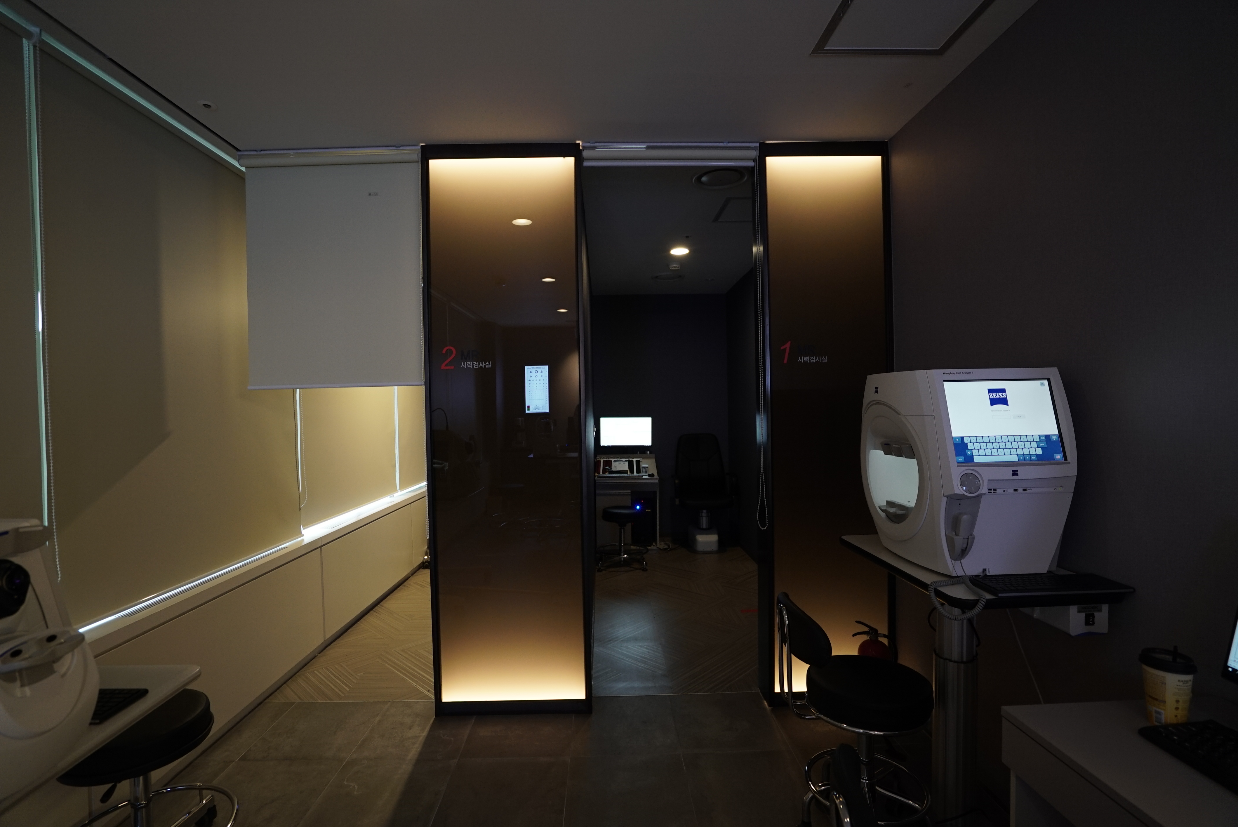 스마트폰 야간 모드 설정 및 블루라이트 차단 안경을 착용하여 눈의 피로를 줄이는 실천 방법