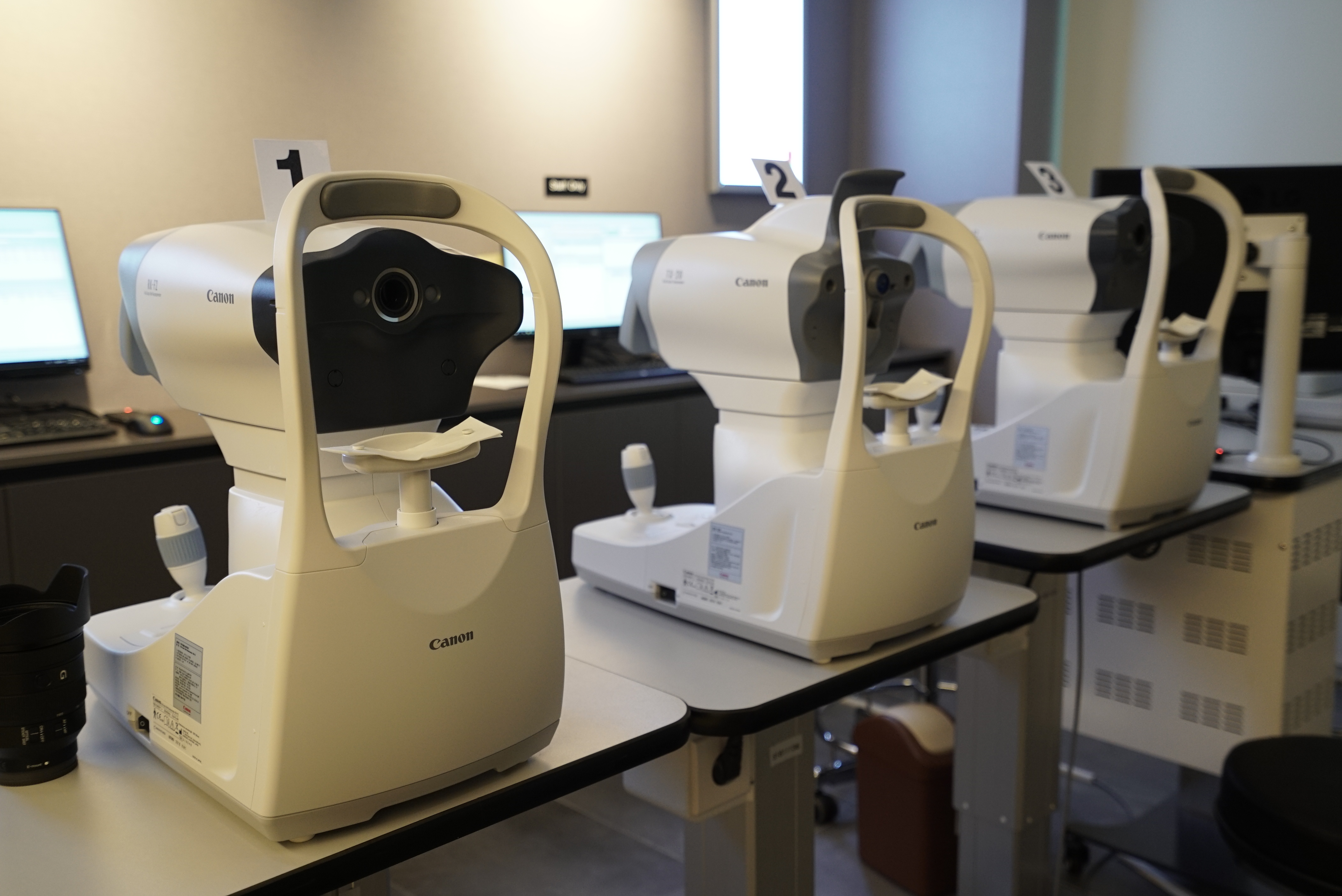 BGN 밝은눈안과에서 정밀 검사 장비를 통해 환자의 눈 상태를 꼼꼼히 체크하는 모습