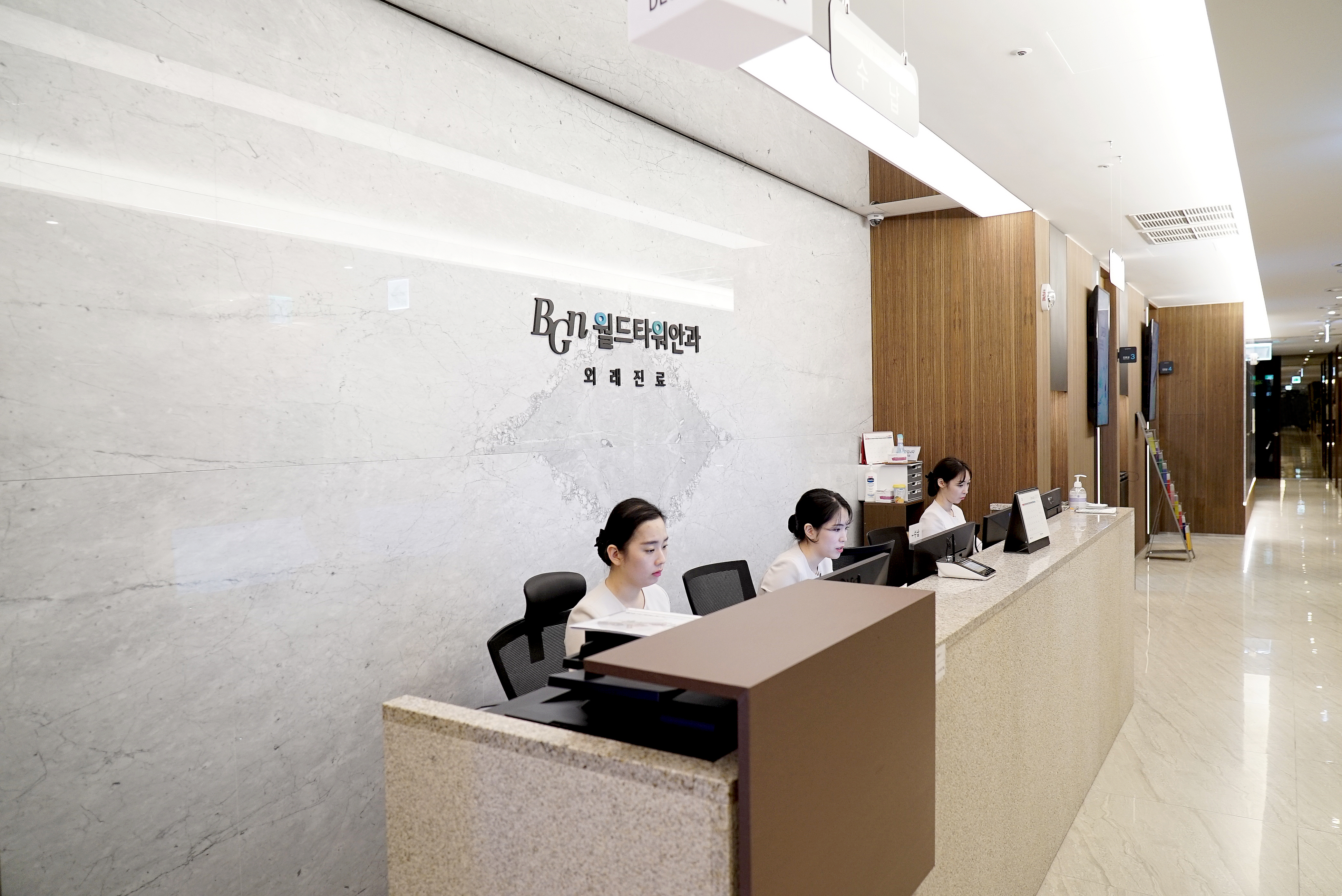 노안 증상 자가진단 및 백내장수술 시기 안내