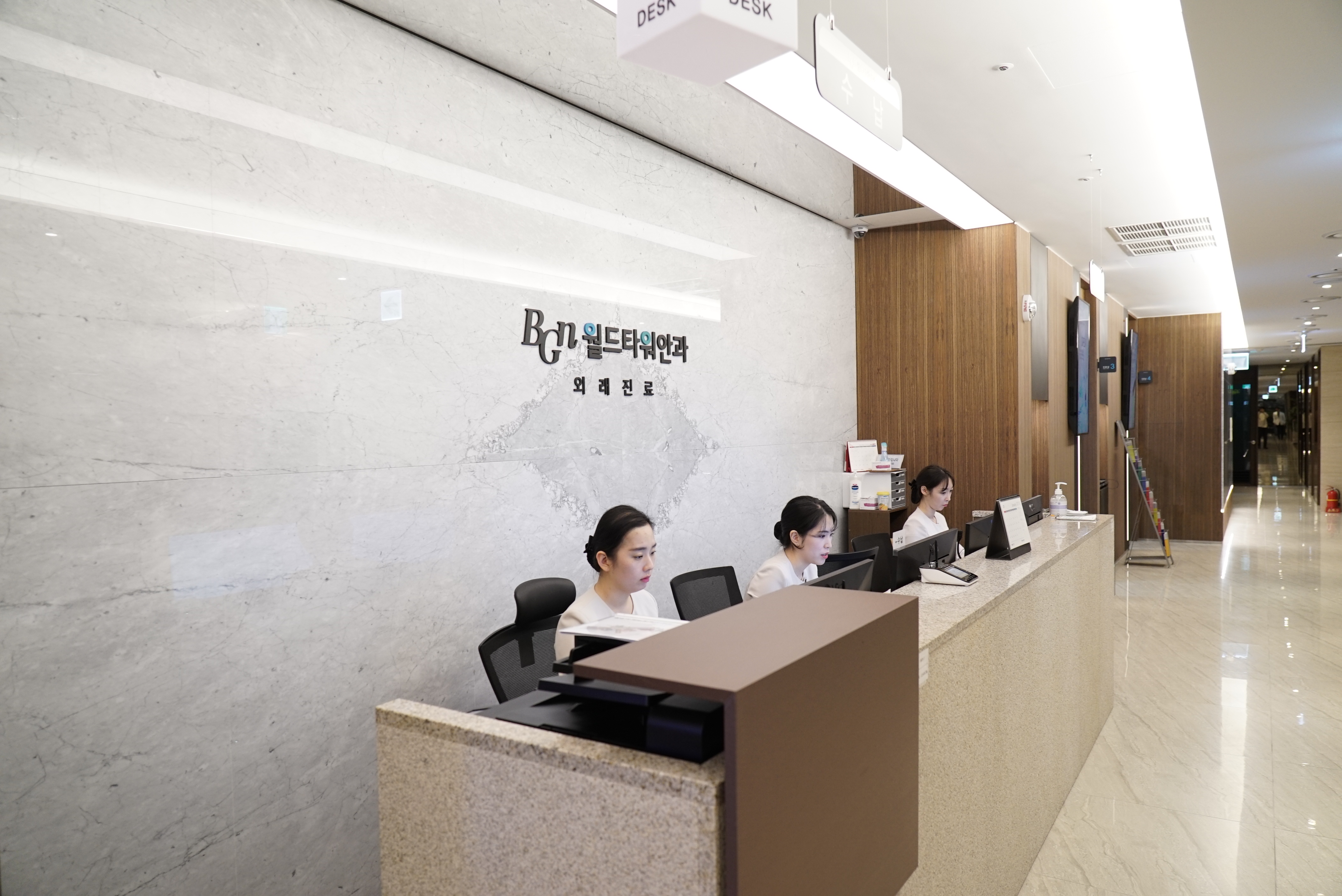 BGN 밝은눈안과 잠실롯데타워점 간호팀 진료 안내 모습