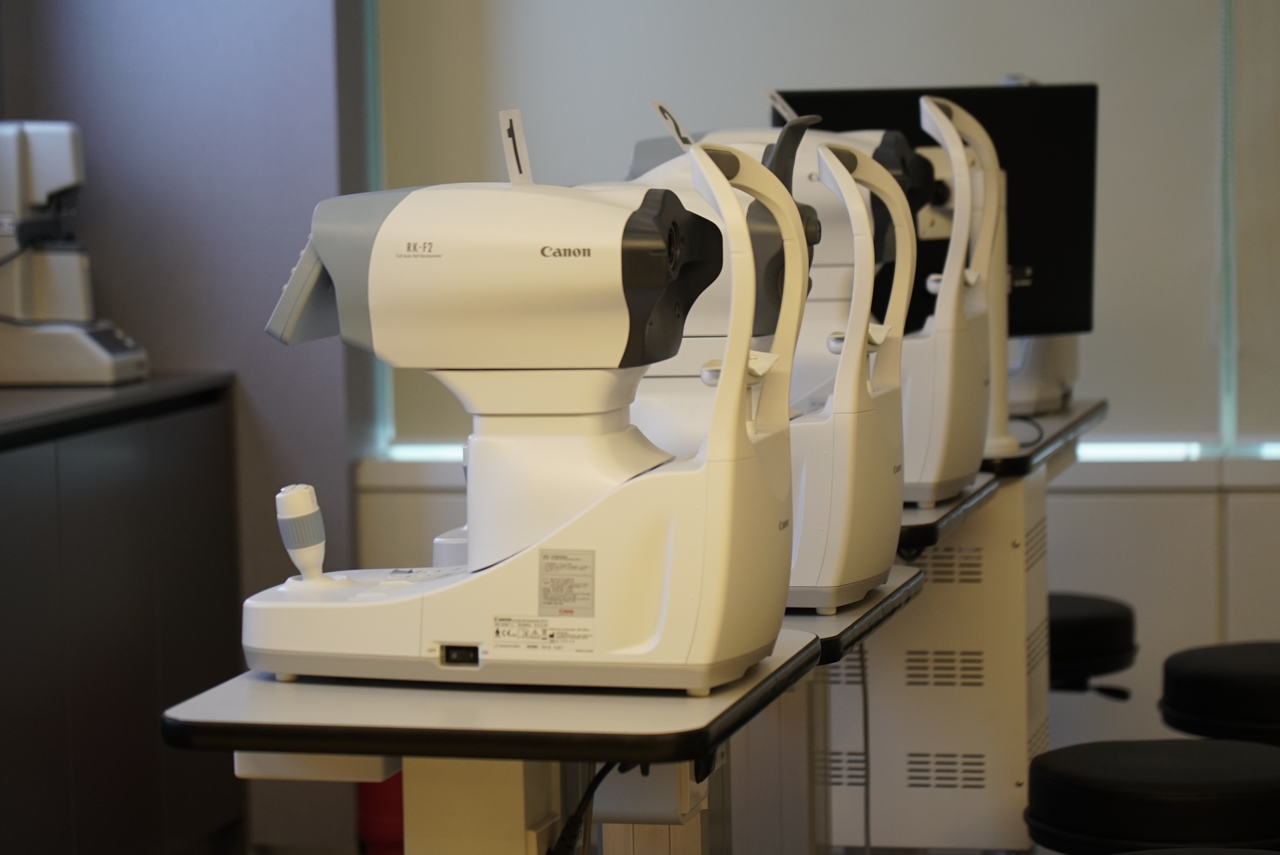 각막 상피를 벗기는 라섹과 최소 절개로 진행되는 스마일라식의 수술 원리 및 회복 속도