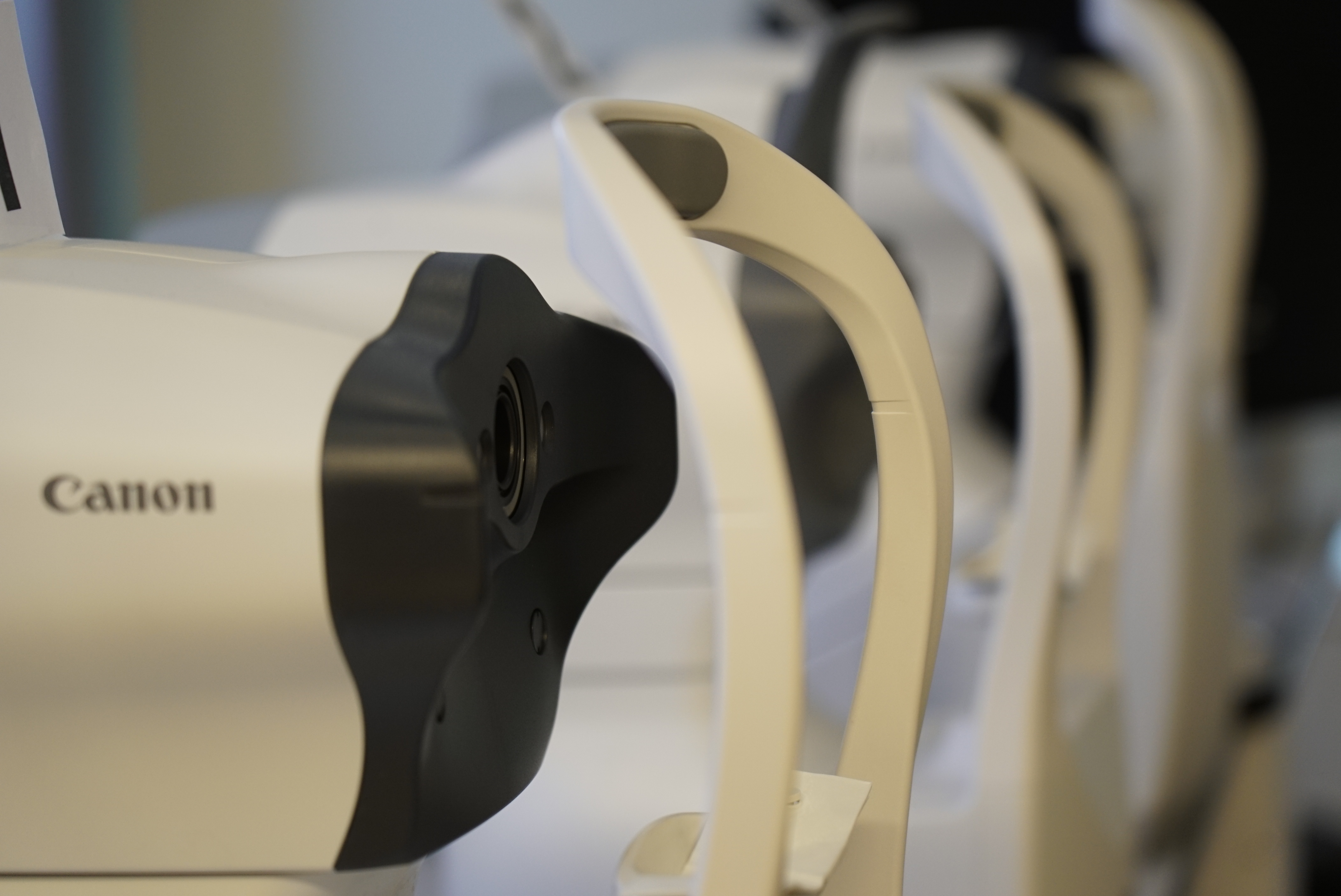 BGN 밝은눈안과 잠실본점에서 전문 검안사가 고객의 눈 상태를 정밀하게 검사하는 모습