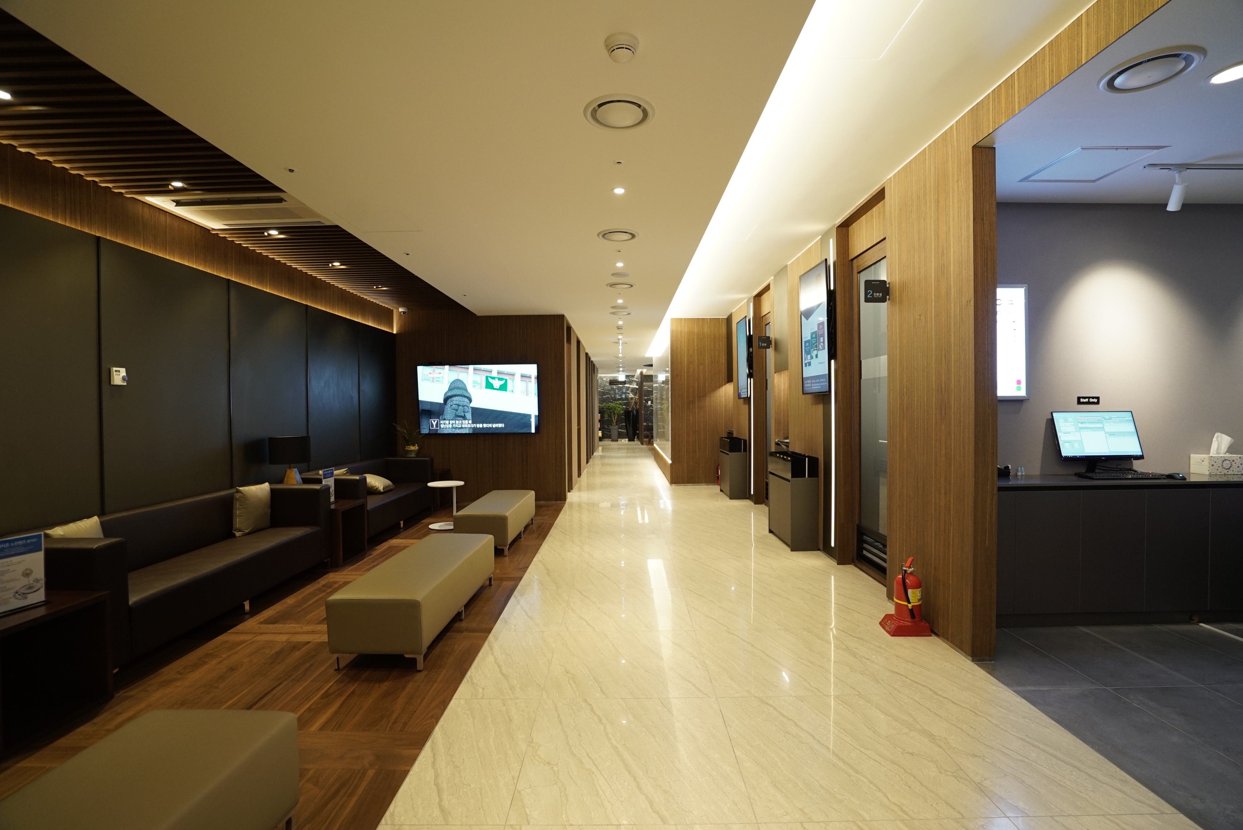 GN밝은눈안과 잠실점 검안사가 스마일라식 검사 및 상담 소요 시간에 대해 친절하게 설명하는 모습