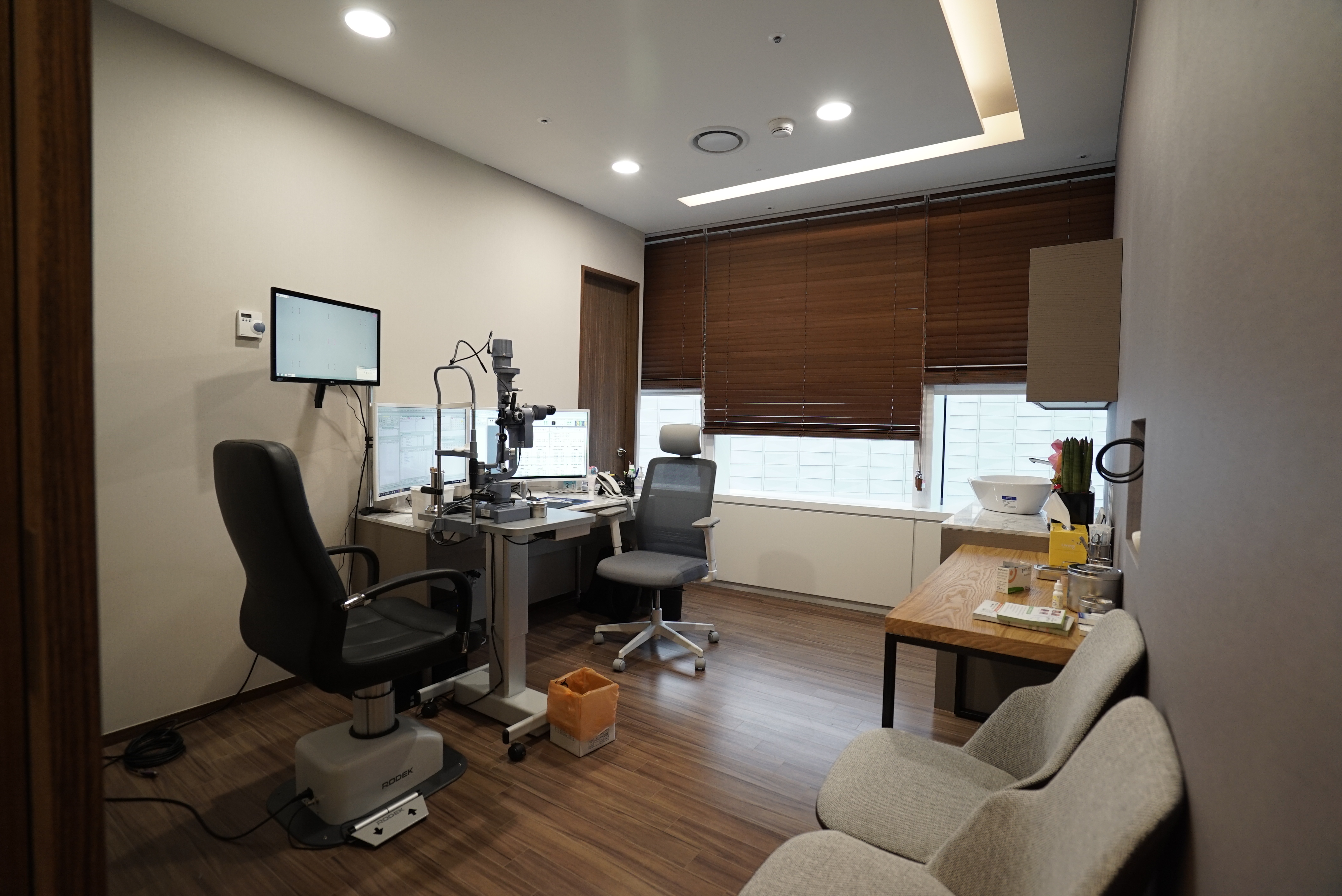 BGN 밝은눈안과 잠실본점에서 환자들에게 친근하게 관리 수칙을 안내