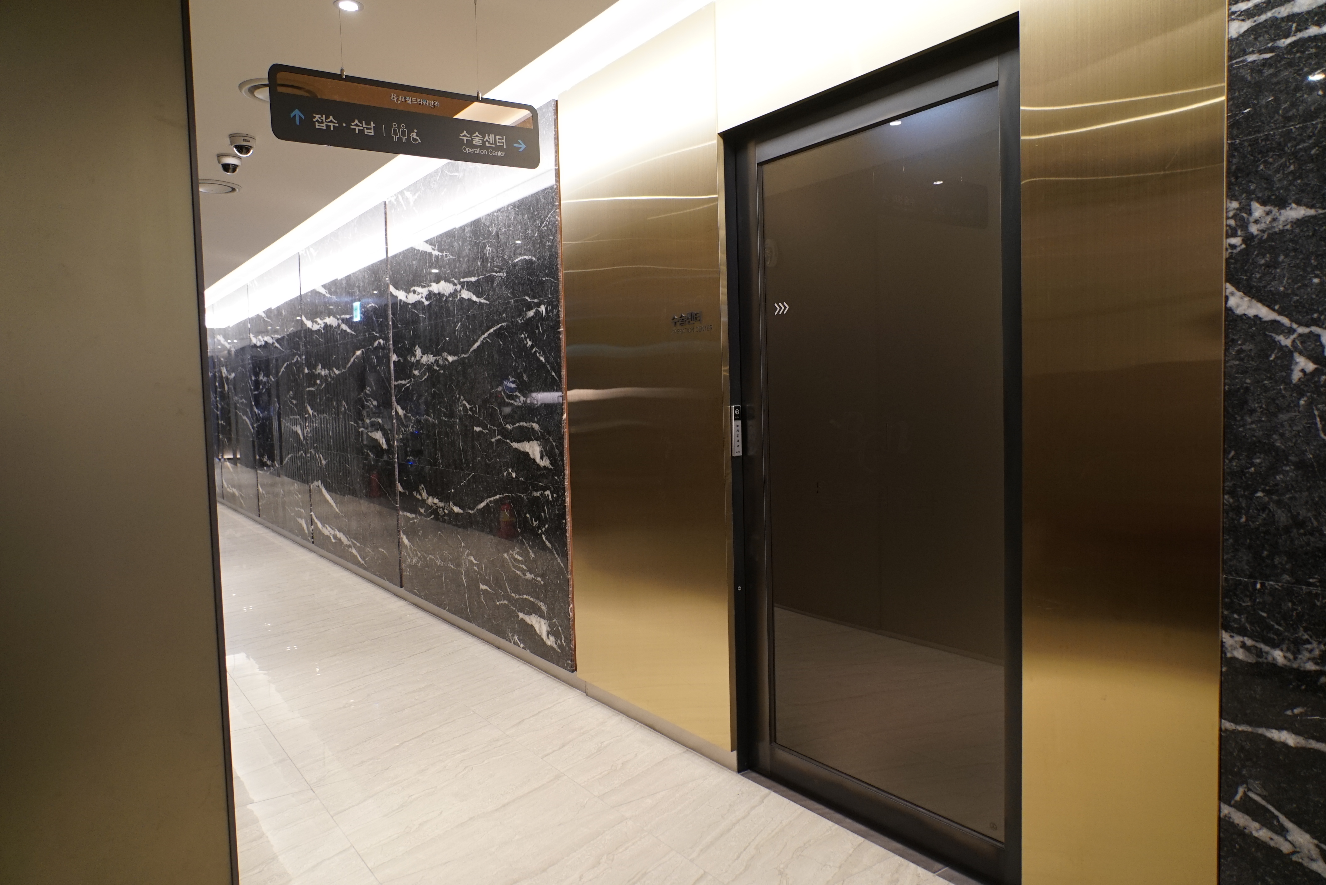 BGN 밝은눈안과에서 고객의 눈 상태를 정밀하게 검사하고 상담