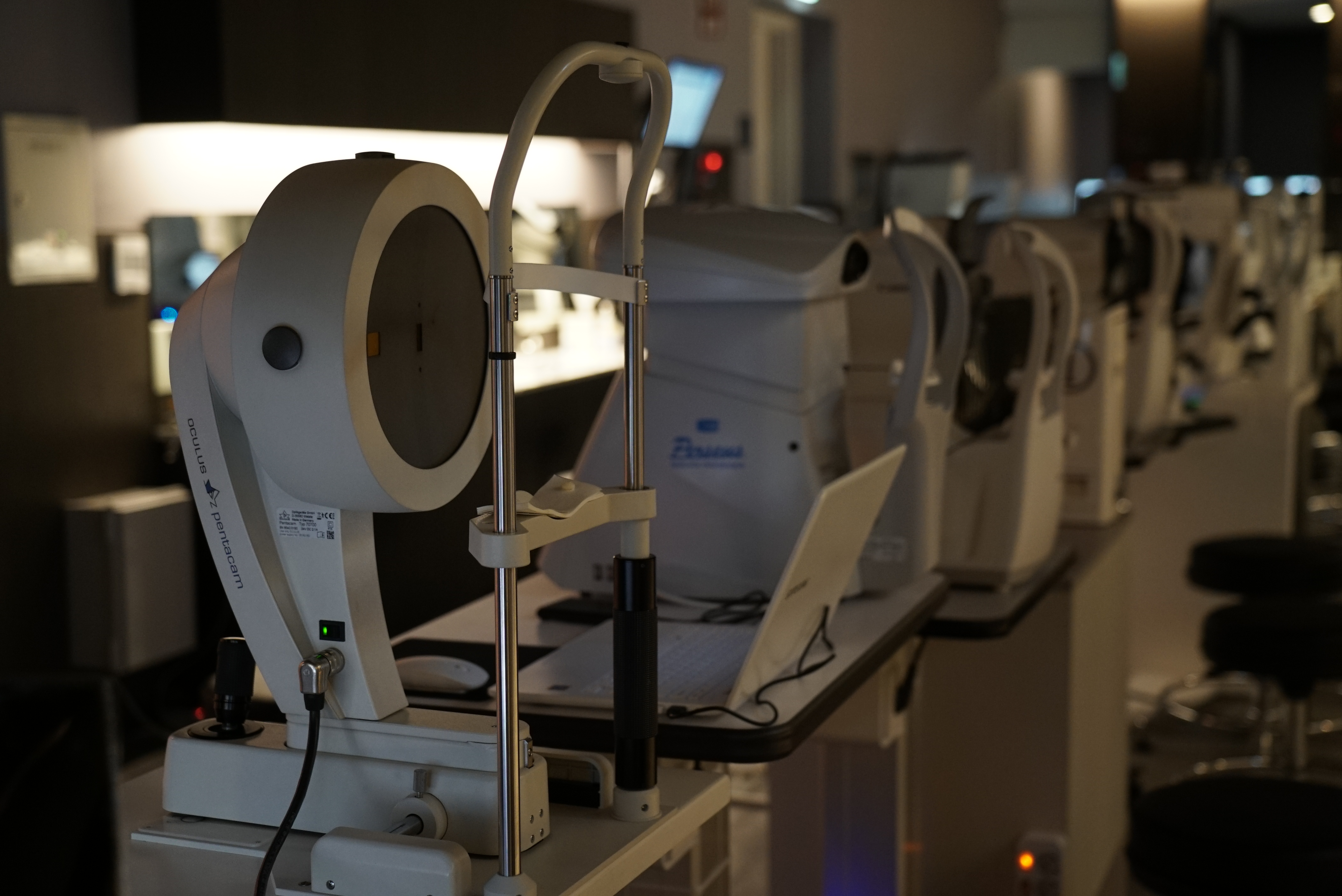 BGN 밝은눈안과의 정밀 검사 장비를 통해 눈의 미세 피로와 안구 건조 상태를 체크하는 과정