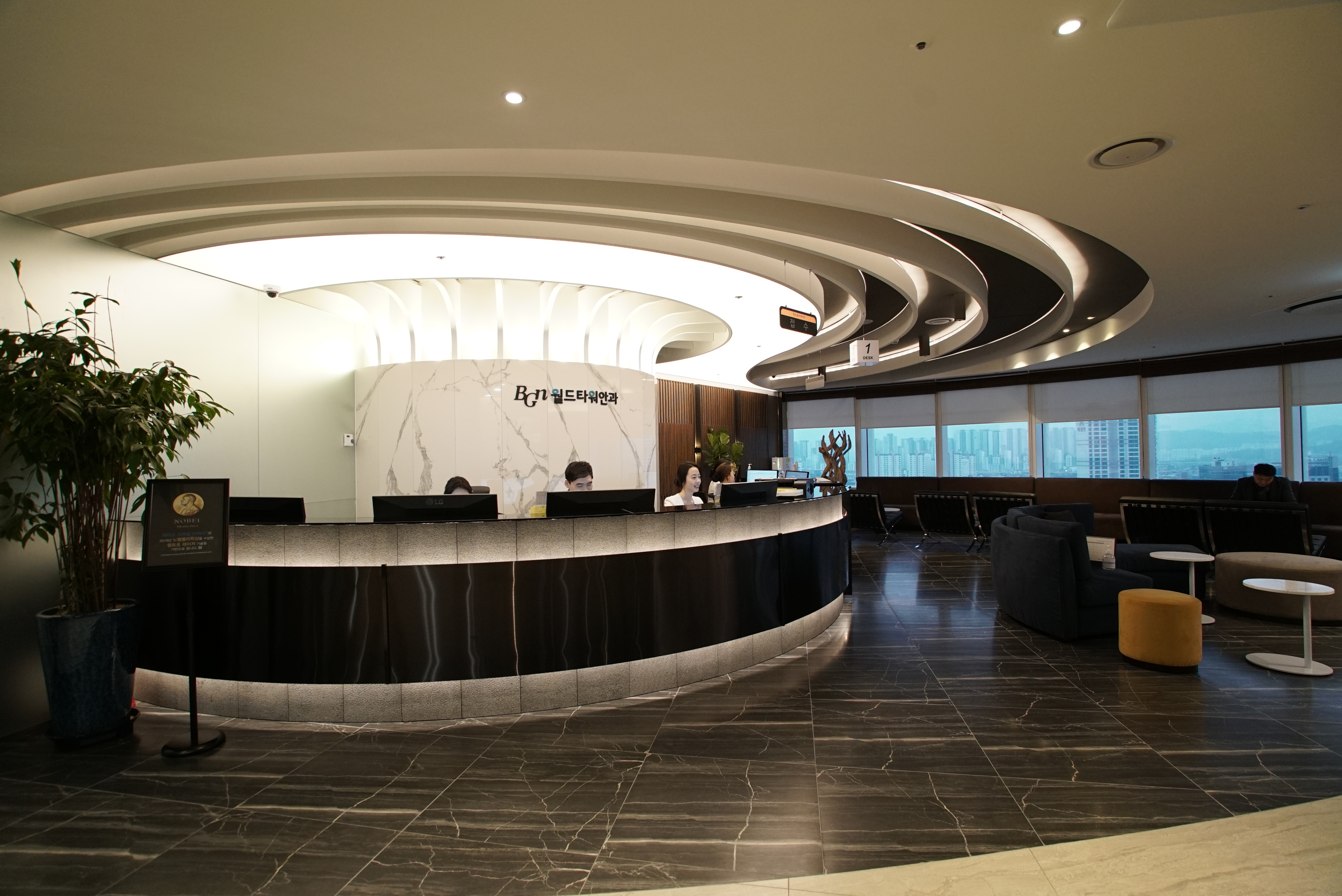 BGN 밝은눈안과 잠실본점에서 전문 검안사가 환자의 눈 상태를 정밀하게 검사하며 맞춤형 수술 상담을 진행하는 실제 장면