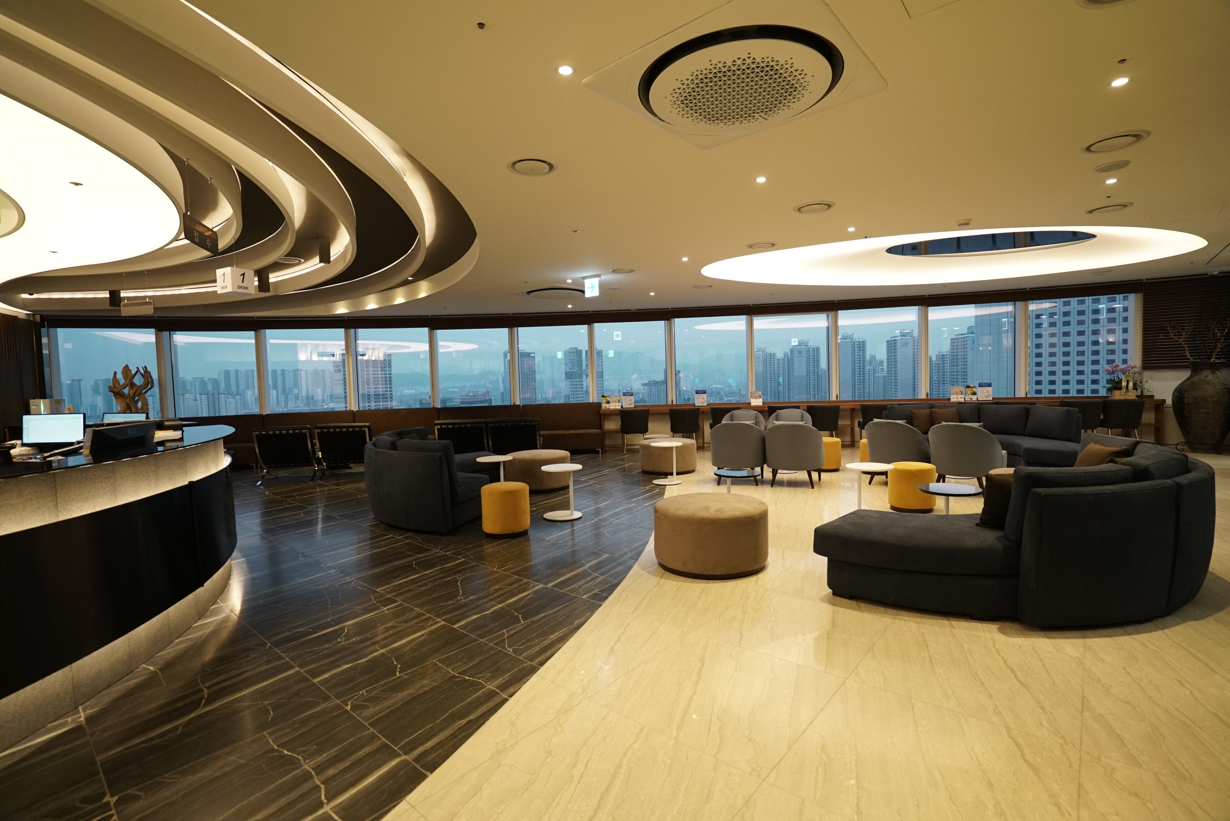 BGN 밝은눈안과 진료실에서 환자에게 스마일라식 후 빛번짐 현상에 대해 친절하게 설명