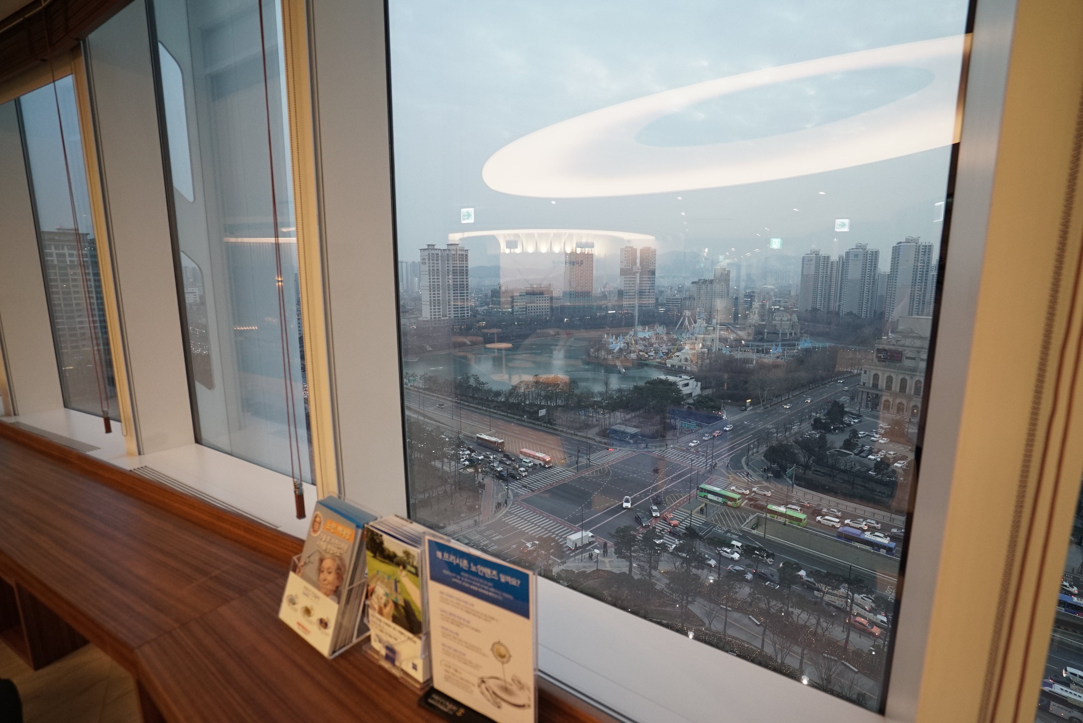 스마일라식 장비의 정밀함과 의료진의 경험이 결합되어 안전한 결과를 만드는 상담 현장