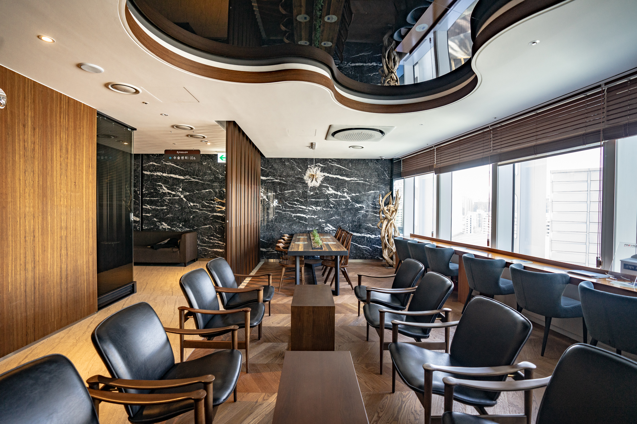 BGN밝은눈안과 잠실점에서 노안 검사 필요성에 대해 상담하는 모습