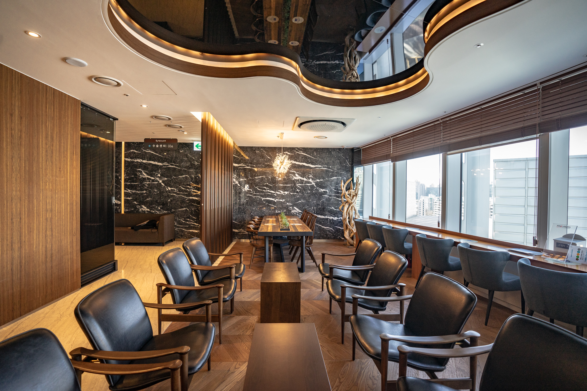 BGN 밝은눈안과에서 노안수술 회복 과정에 대해 친절하게 상담하는 간호사의 모습