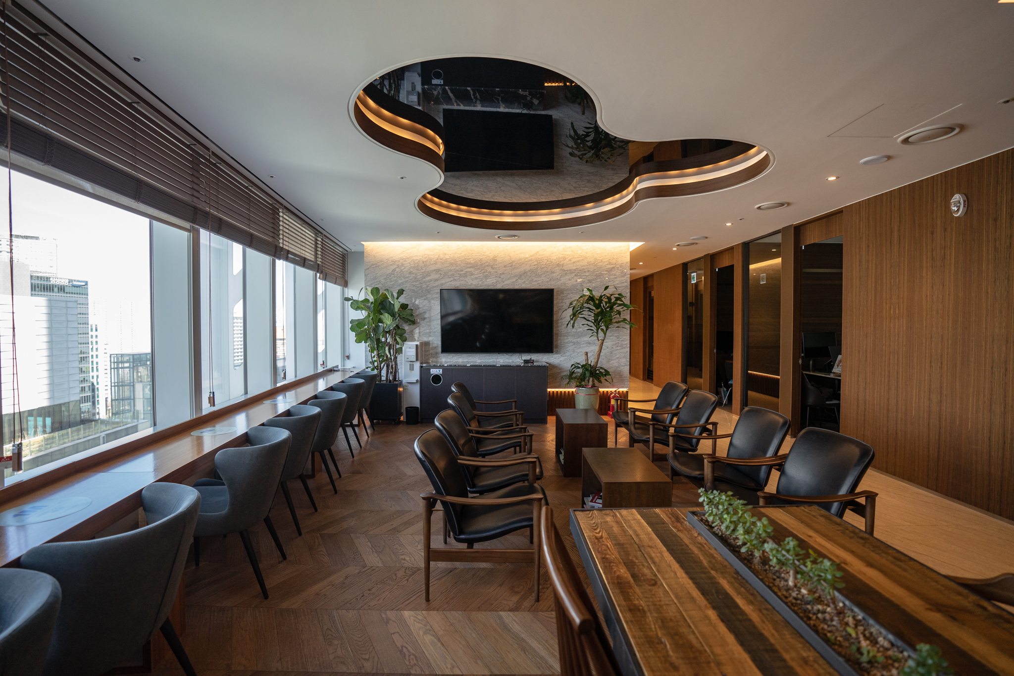 노안수술 후 시력 유지를 위한 정기검진 및 눈 보호 습관 안내