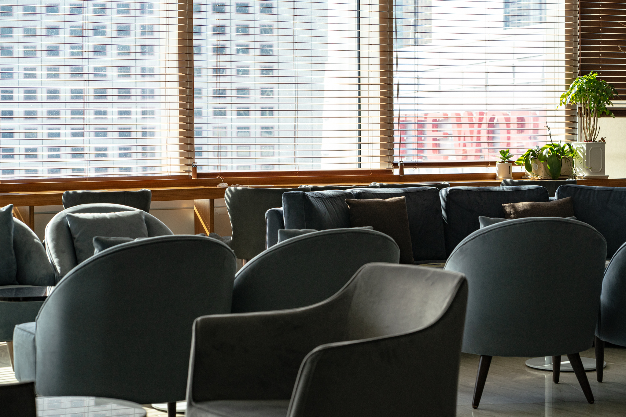 스마일라식의 2mm 절개와 스마일프로의 1.8mm 미세 절개를 비교한 도식