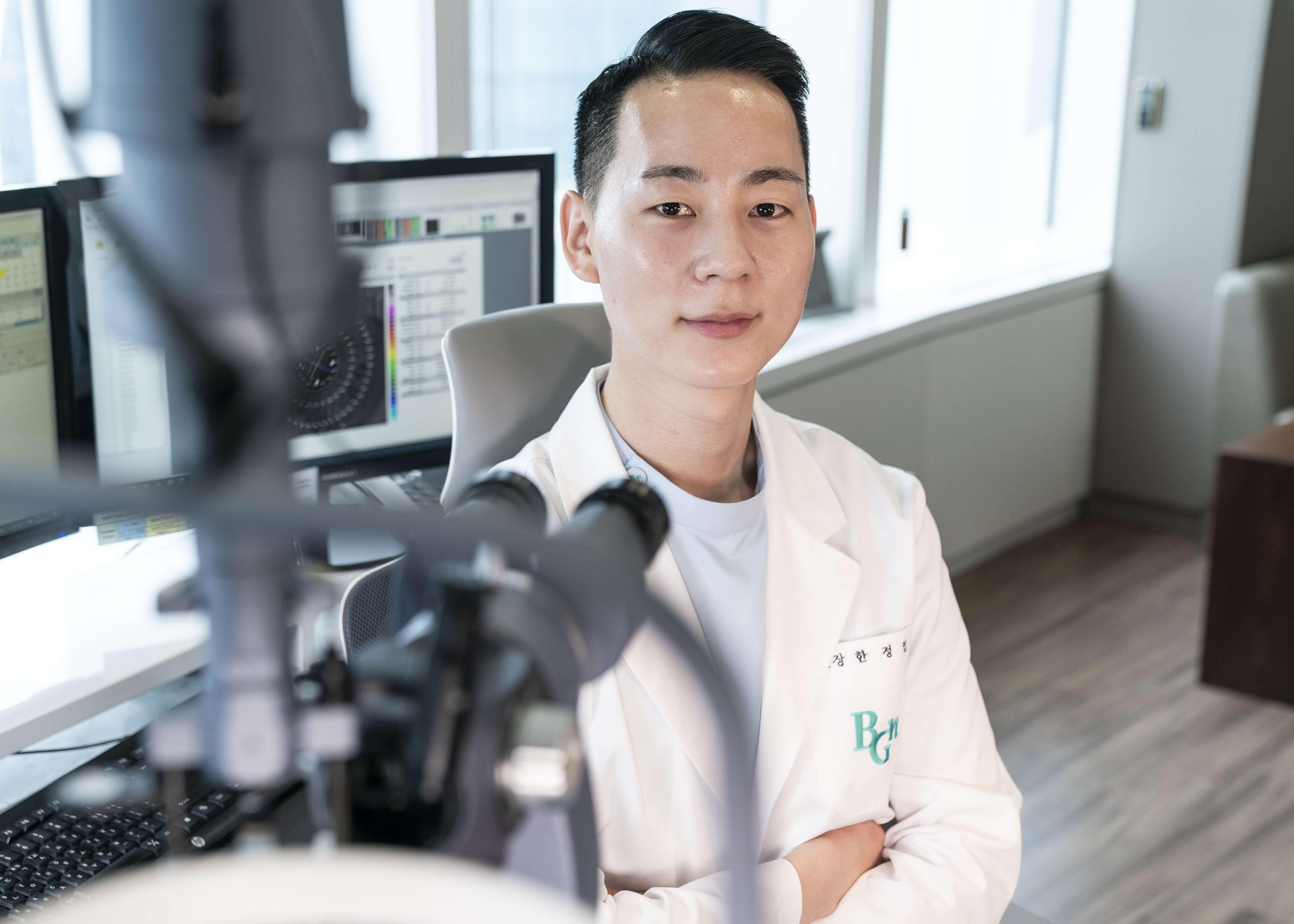 강남 스마일라식 안과 선택 전 환자의 눈 상태를 꼼꼼하게 살피며 맞춤 상담을 진행하는 한정엽 원장 모습