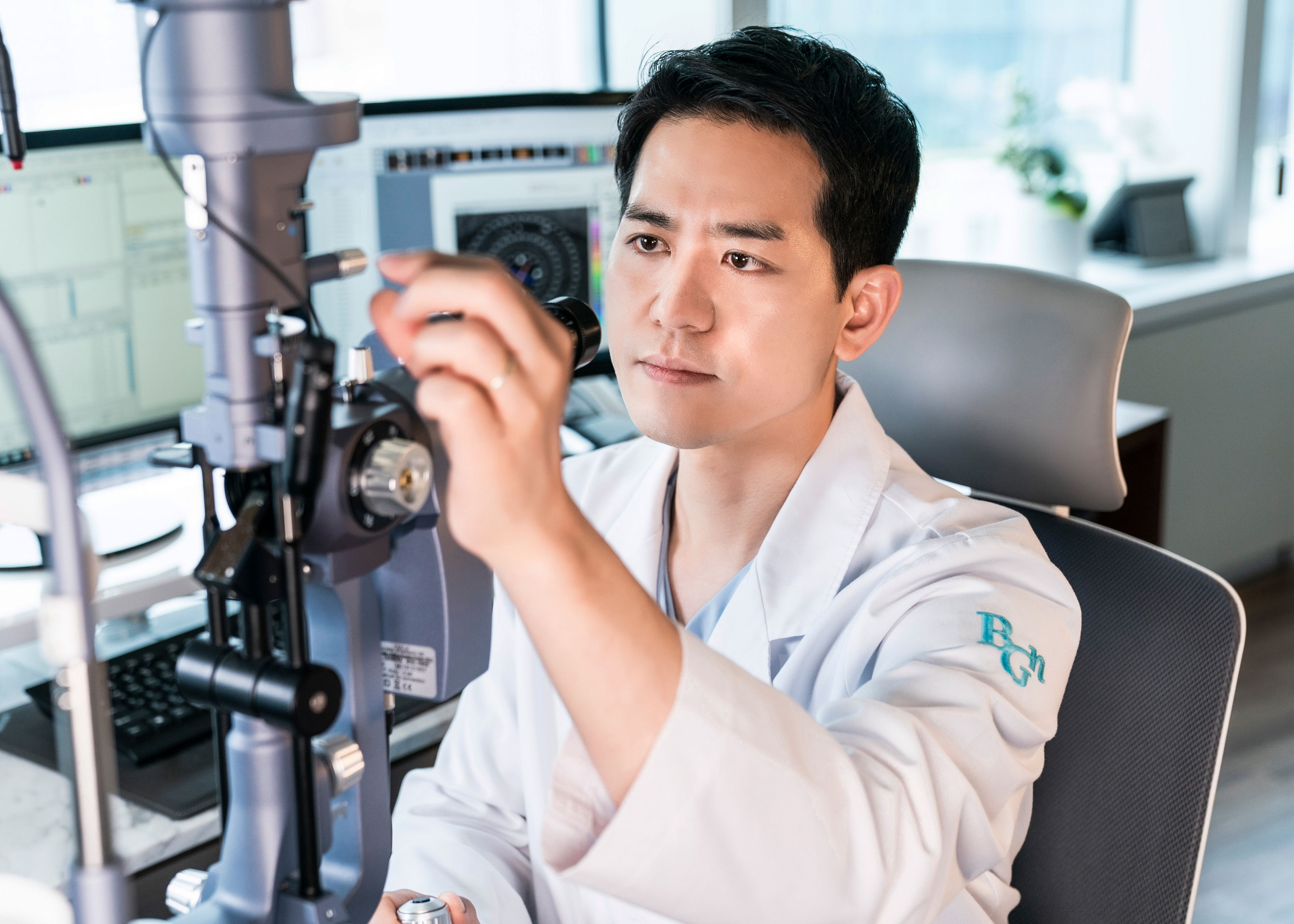 스마일라식 안과 진료실에서 정밀검사 결과를 바탕으로 상담 중인 안과 전문의 모습