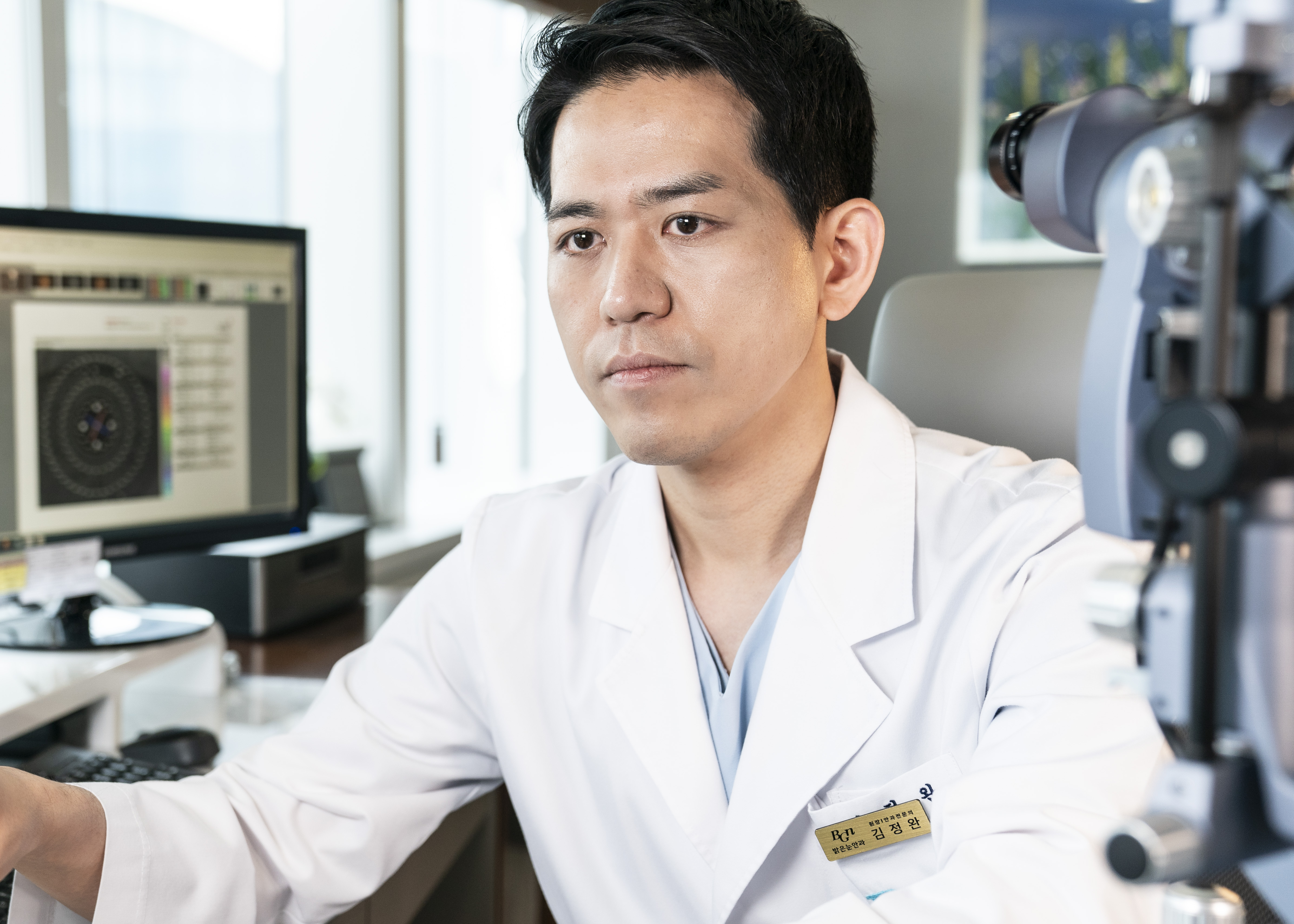 수술 후 시력 회복을 돕는 인공눈물 사용법과 20-20-20 눈 휴식 규칙 안내