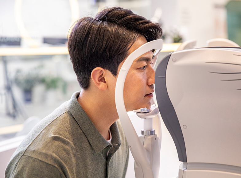 현미경으로 정밀하게 각막 상태를 확인하는 의료진