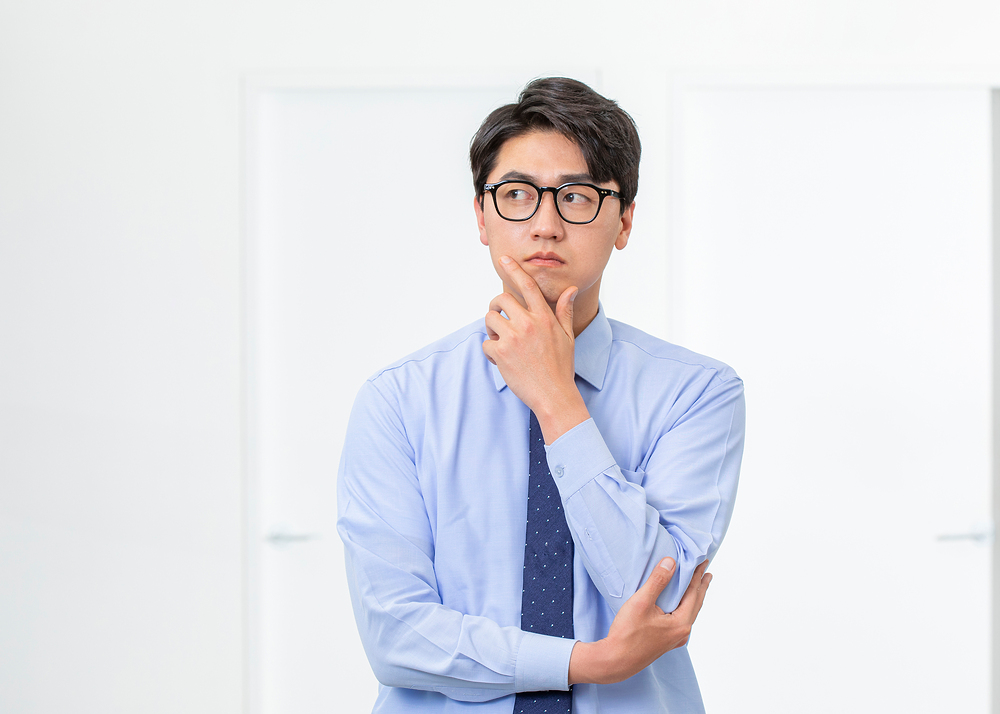 BGN밝은눈안과 잠실점 검안사 김민정이 환자의 눈 상태를 꼼꼼하게 검사하며 상담하는 모습