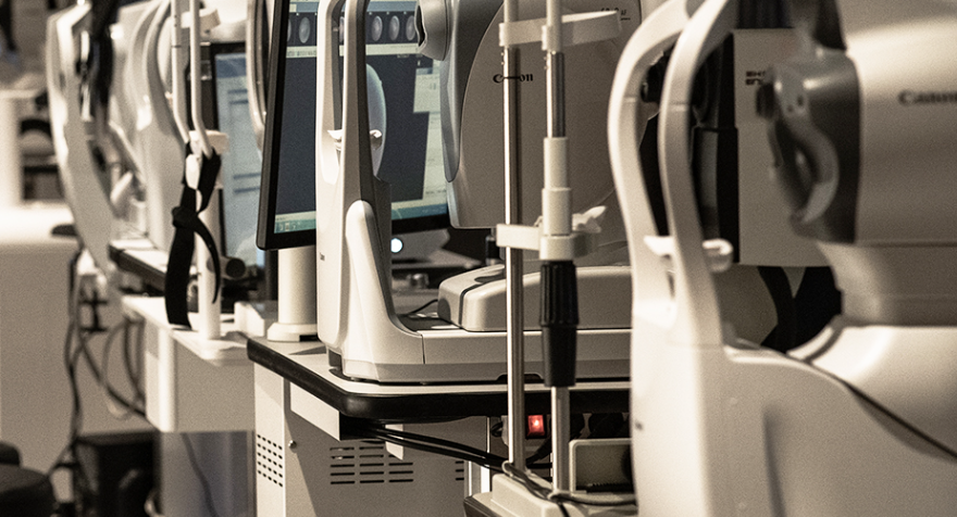 전안부 OCT 및 각막 지형도 검사 기기를 사용하여 각막 두께를 정밀 측정하는 모습