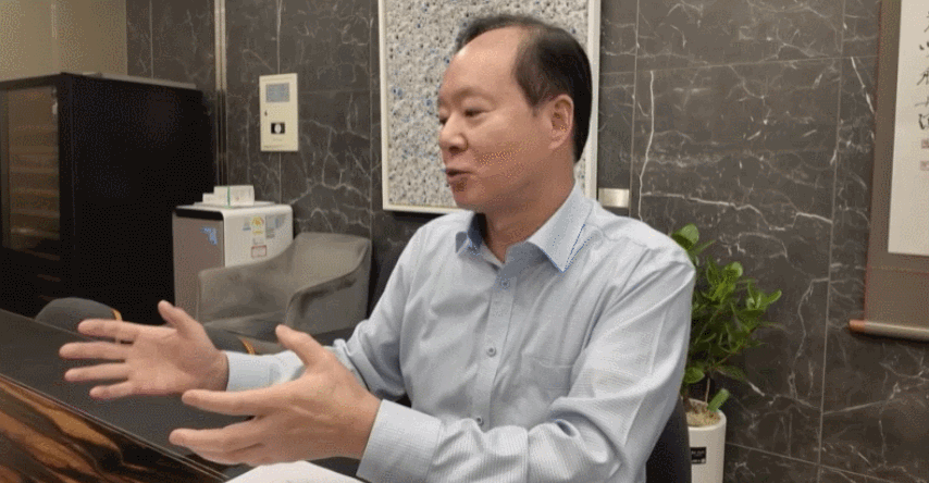 K-의료의 우수성을 믿고 한국을 방문한 외국인 환자와 상담 중인 박세광 대표원장