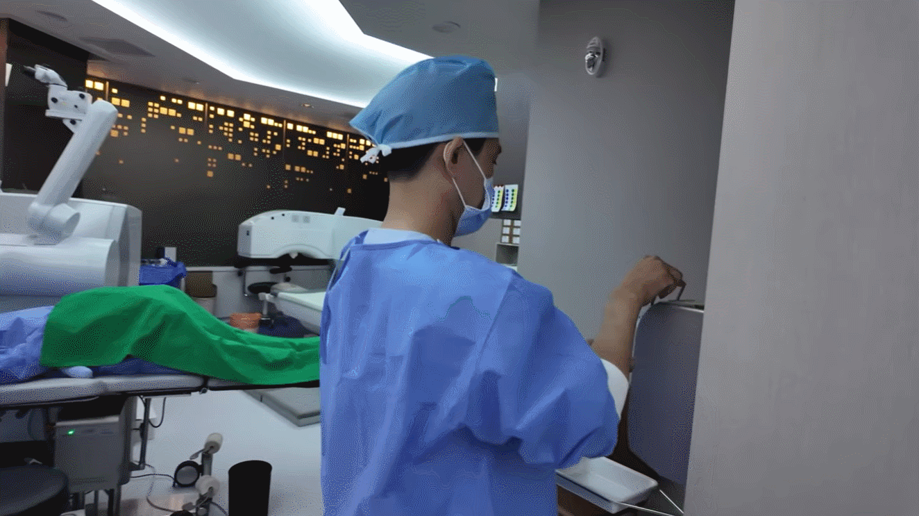 BGN밝은눈안과 잠실롯데타워점 안과 전문의 김정완 원장