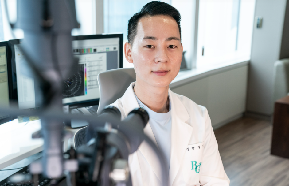 환자의 안구 상태 및 검사 데이터를 분석하며 1:1 맞춤형 수술 계획을 수립하는 한정엽 원장